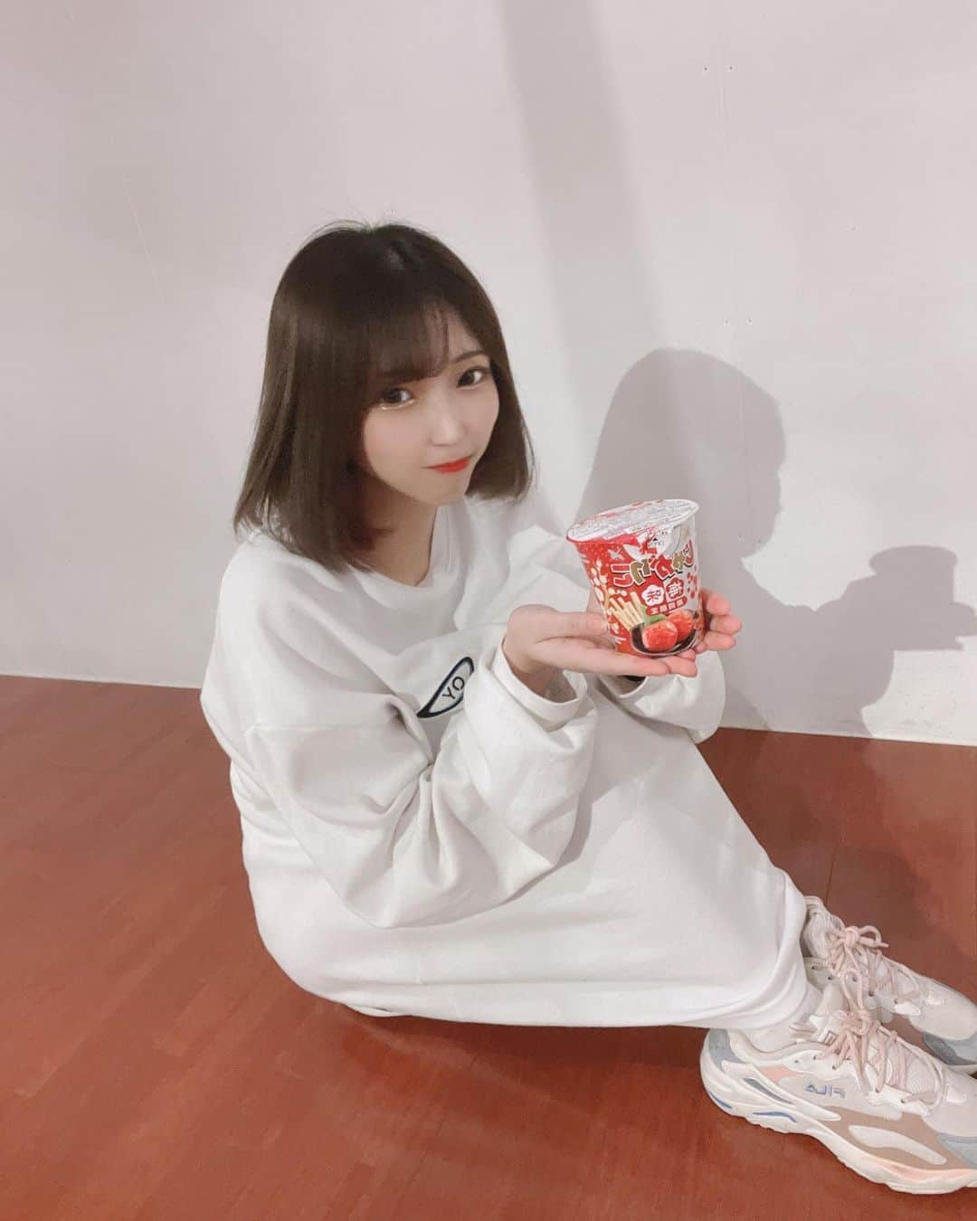 のインスタグラム：「レッスン頑張ってます‼️もっともっとみんなを、おっ！すげぇな、頑張ってるな、って言われたいし思われたいからたくさんたくさん頑張ってます。 今は少しお互い不安だし安心なんて出来ないと思うけど絶対に後悔させないし胸を張って着いてきてと言えるから、着いてきてください。2021年はずっと言ってるけどポメロの年にしたいし、今年の12月に今年は売れたなぁ今年は凄かったなぁ新メンバーやるやんて言われるように言えるようになりたい、あと早起きはしたくない🥺だから頑張るから一緒に脱早起きしようね、、、、よくみんなにすぐ飛びそうって言われるし変な心配させてるけど みんなが着いてきてくれる限りアイドルのかれんであり続けるからね。 ぽわぽわしてるけどきちんと考えてるんだからね😒  みんなが好きでいてくれる限り私は君のこと大事にするし好きでいるしでっけぇ愛だよ🤟♡」