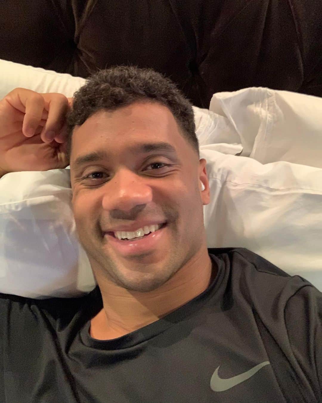 ラッセル・ウィルソンのインスタグラム：「Challenge accepted @christianmccaffrey. Sleep is essential to me being my best self and my @bose #sleepbuds make my sleep even better. Show me how you are your best self @tuaman.  #AllYearAllYou #TeamBose」