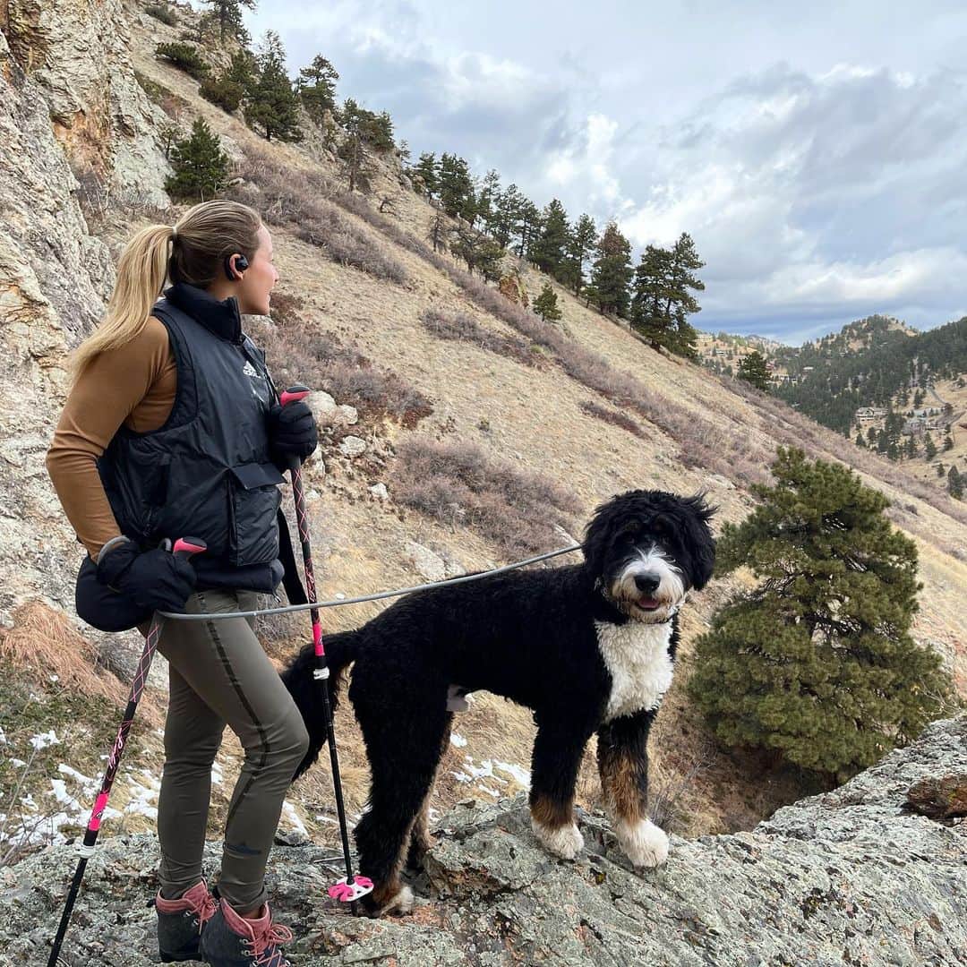サッシャ・ディギーリアンのインスタグラム：「Being able to be back on both my feet and hike again (with @moosechaga !) has been a welcome change to 2021. I have some specific climbing goals that are driving me to get back to performance after 4 surgeries and the time off included with that last year. It was my biggest break from climbing, and in many ways, I am grateful for it. Having climbed for 22 years of my life, hitting a bit of a reset button has enabled me to fine tune my Why, which I think is always important to visit and revisit.  Something that has come out of this last year that I am both proud of and grateful for has been joining #TeamBose and being able to test out new innovative products. These Open Ear headphones enable situational awareness during outdoor activity, don’t move when I move; and keep me on track and motivated as I train outside. #AllYearAllYou @Bose •  What is one of your wellness resolutions for this year?」