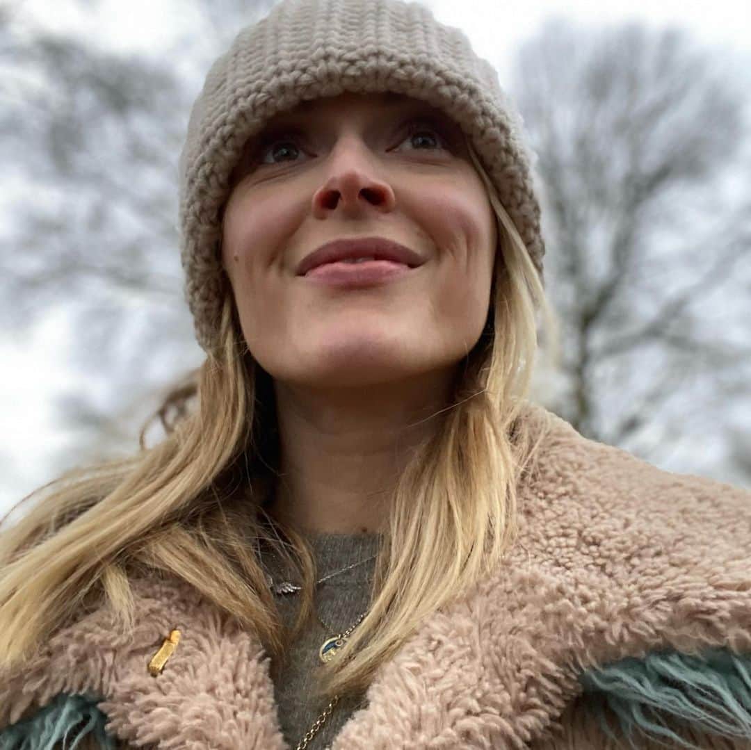 ファーン・コットンのインスタグラム：「Ginger unicorns and moody skies Incomplete school work and little white lies Soul saving walks with mud under sole Flushed cheeks and the lungs continuous roll.  🌳🌳🌳🌳🌳🌳🌳🌳🌳 If you haven’t made it outside today or are shielding so can’t go out I’ve got something lined up for you in thirty minutes. A sound bath with @jasminehemsley on insta live. Come relax with us at 5pm and take some time out if you can. If not live I’ll post on my feed afterwards so you can partake at your fancy.」