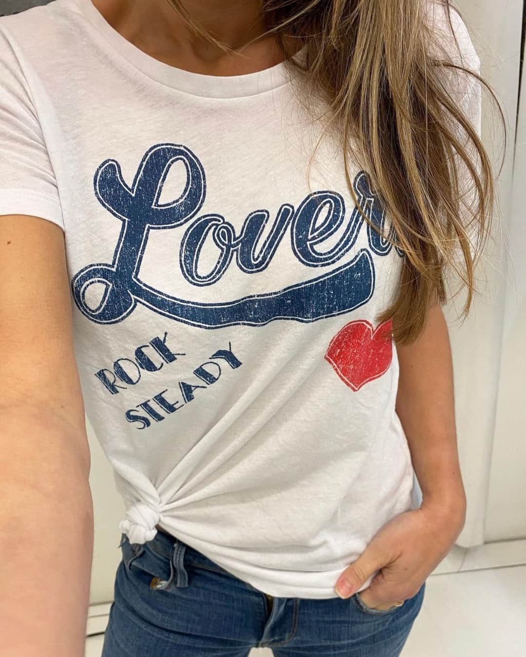 チェイサーのインスタグラム：「Valentine’s Day is coming up & we have the perfect graphic😍❤️👏🏽 @creamboutique #chaserbrand #graphictee #bandtee #bandtshirt #graphictshirt #valentinesday #valentinesoutfit」