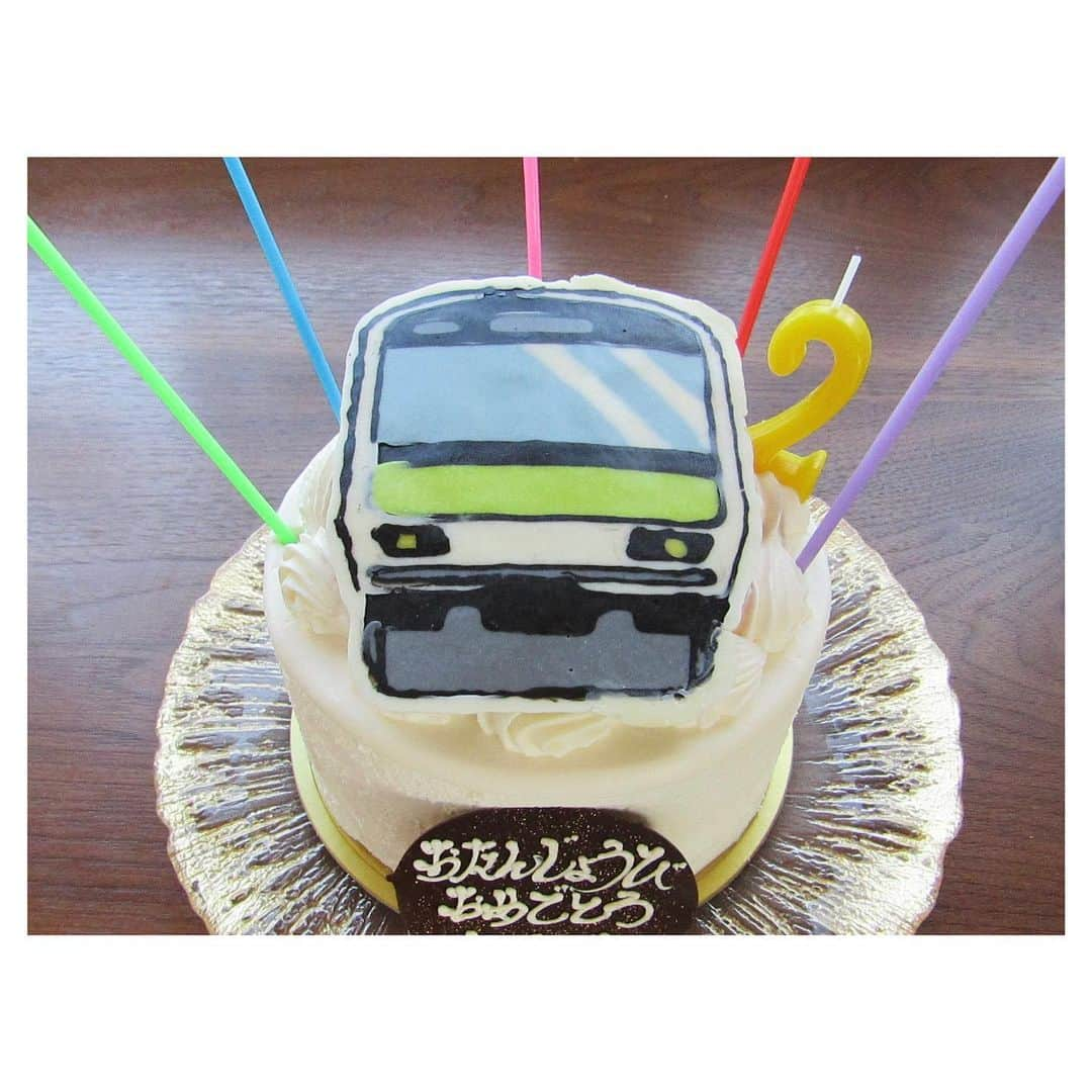 GODRiさんのインスタグラム写真 - (GODRiInstagram)「そんなこんなで、ミニラ2歳🎉 ママが作った電車プレート乗せケーキを美味しそうに食べました🍰🚃 大好きな電車もまだ上手に言えなくて"じんちゃん"ってなっちゃうけど、 上手に言えたらなんか寂しい気もするから、もうちょっとそのままでいてね👶」1月20日 1時37分 - simgodri