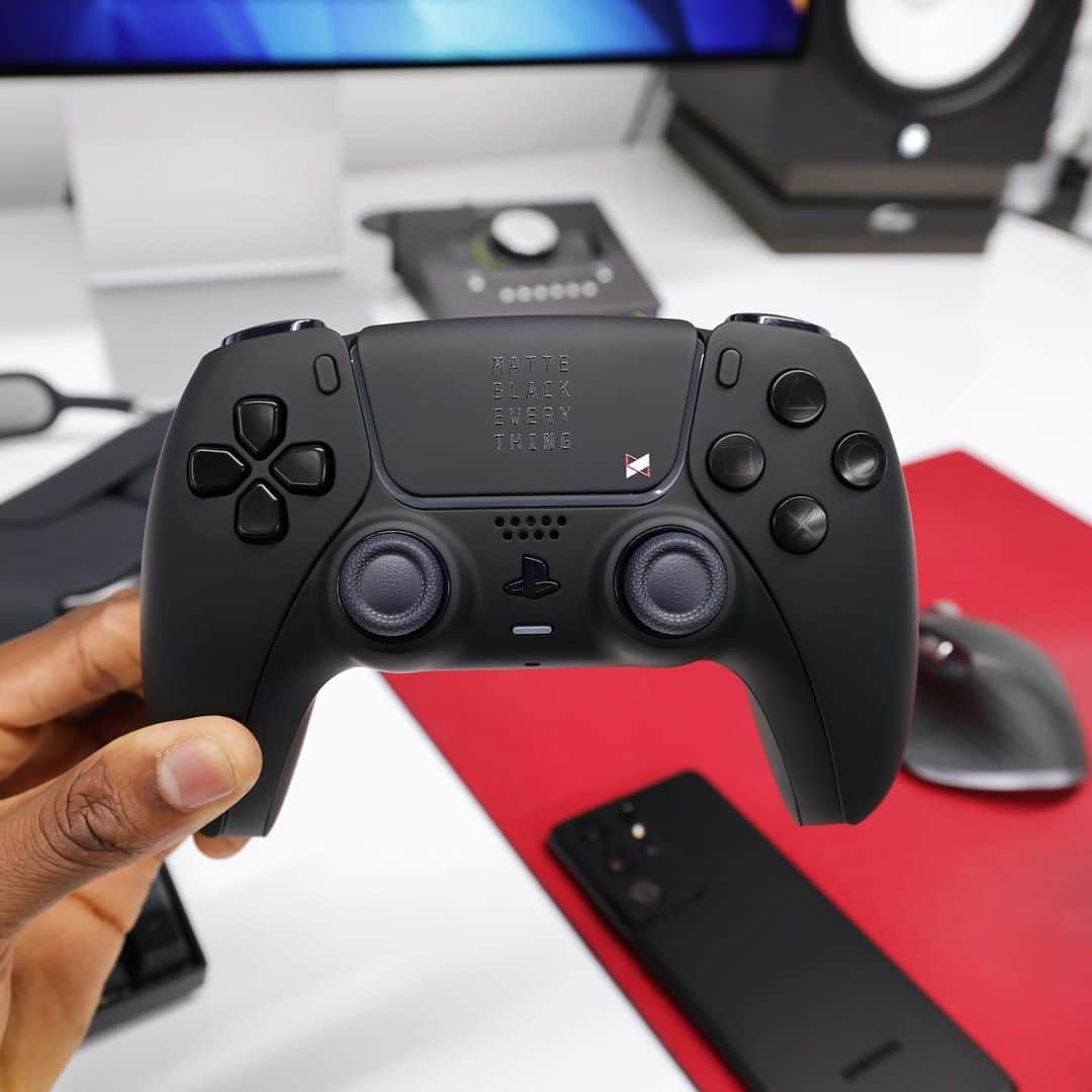 マーケス・ブラウンリーのインスタグラム：「ColorWare matte black PS5 controller 😤」