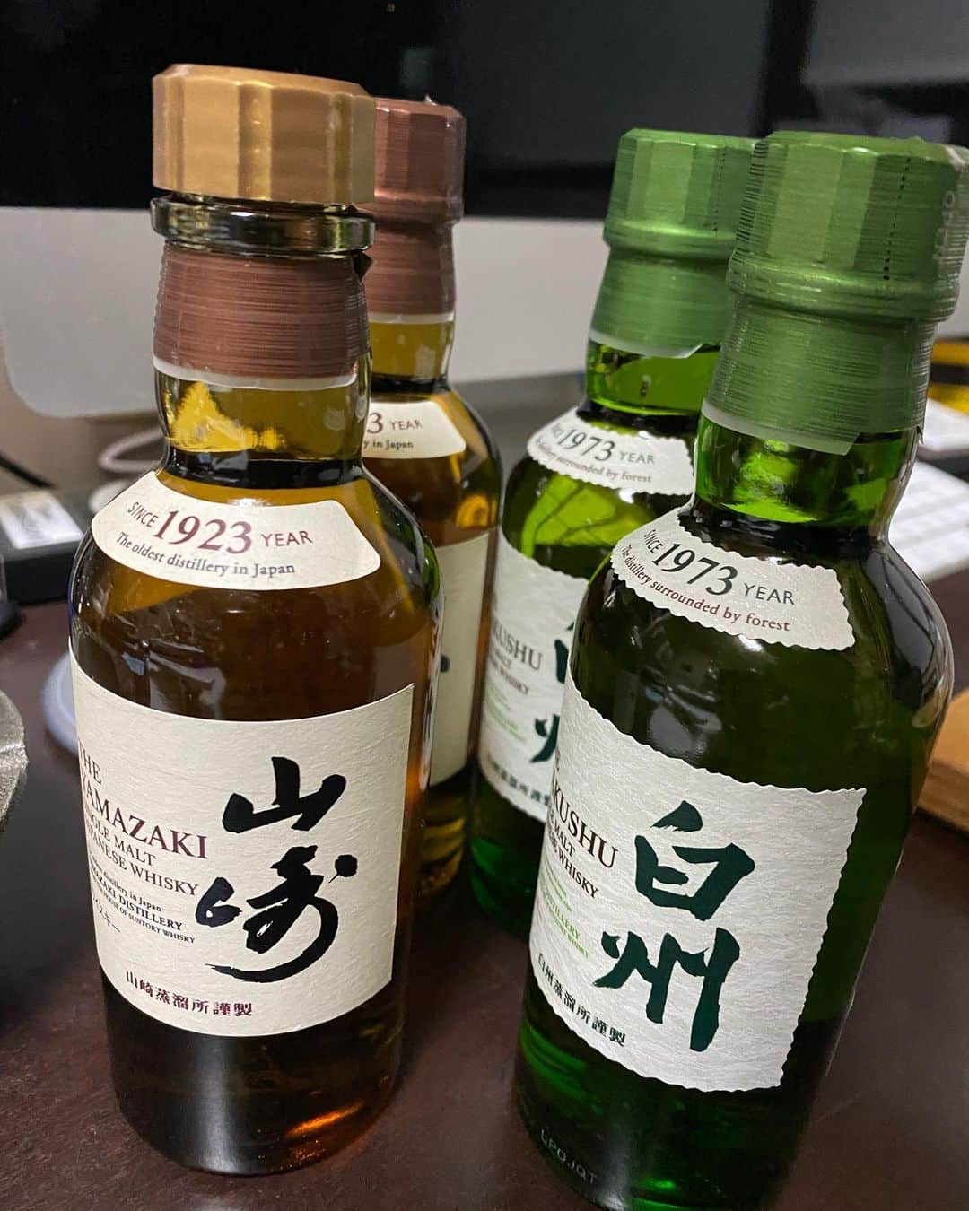 大根仁のインスタグラム：「ここ2〜3年、全然見かけなかったコンビニ酒棚の山崎・白州のミニボトル。最近よく置いてある。これもコロナの影響かしら？」