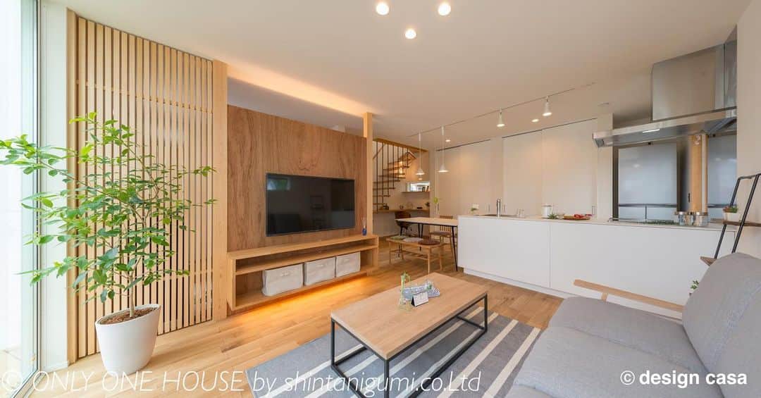 ONLY ONE HOUSE 株式会社 新谷組のインスタグラム：「* #リビング施工例  無垢材のフローリングで 木の温もりを感じるリビングです🚪  造作テレビボードは床に直置きしないため 掃除も楽々!!🧹  more phots▶︎ @shintanigumi.co.ltd   --------------------------------------  新谷組は土地探しから 設計施工管理の全てを 弊社で担う事ができます！  大工工務店だからこそ出来る 枠にとらわれない自由な発想で お客様のお家づくりを 全力でサポートいたします💪🏻  お気軽にご相談ください☻  #ONLY_ONE_HOUSE by shintanigumi.co.Ltd  本社TEL ▶︎0770-78-1255 事務所TEL ▶︎0770-59-2552 E-Mail ▶︎shintanigumi@outlook.jp 新谷組HP ▶︎http://www.shintanigumi.jg  --------------------------------------  #新谷組#オンリーワンハウス #おおい町#舞鶴市#高浜町#小浜市#敦賀市#若狭町#美浜町#新築#一戸建て#外構工事#改修工事#シンプルライフ#マイホーム#注文住宅#デザイン住宅#自由設計#工務店#金属サイディング#家事楽動線#家づくり #リビング#造作テレビボード#無垢」
