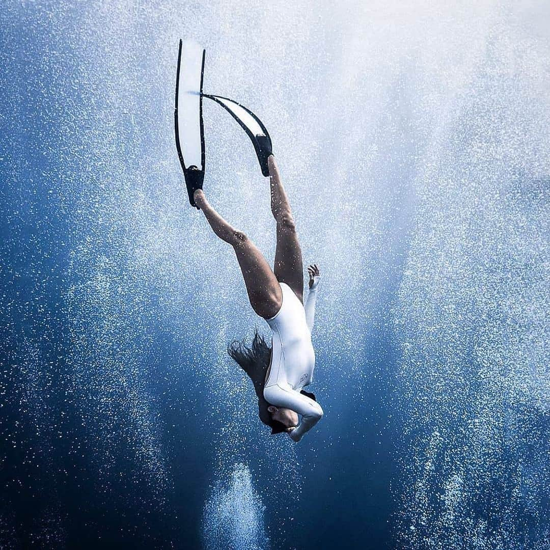 ルイス・グローバーさんのインスタグラム写真 - (ルイス・グローバーInstagram)「The sense of freedom & beauty that comes from #freediving is something that can only be experienced from participating & learning the skill & discipline. It’s a art to master then comes freedom •  #freedive #freedomthinkers #freedom #dicipline #sport #solotraveller #mindset #travel #oceanlover  •  Many would say – Are you crazy? Do you have a death wish? 30m decent, thats dangerous. • But I say, unless you have participated in it – you will never know the freedom and beauty of freediving. • The art and sport of freediving requires skill and discipline, both physically and psychologically in order to participate in this activity. .」1月19日 16時50分 - louiseglover