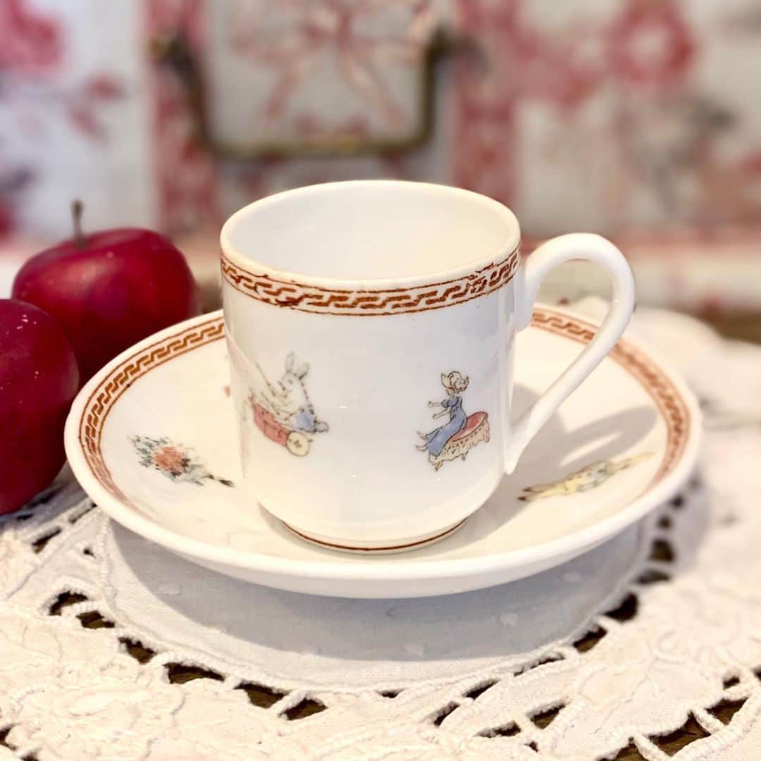 稚野鳥子さんのインスタグラム写真 - (稚野鳥子Instagram)「姫りんごサイズの小さなカップ＆ソーサーが入荷しました。 もともとはお子様のおままごと用のお品物です。可愛らしい絵柄をお楽しみください。  #ティーカップ #ティーセット #アンティーク #カップ＆ソーサー #アンティークショップ #フレンチアンティーク #フレンチアンティーク#brocante #antique #frechantiques #ままごとキッチン #ままごと #小さなティーカップ #恵比寿アンティーク #恵比寿アンティークショップ #恵比寿 #toricoloreshop」1月19日 16時51分 - toricolore_shop