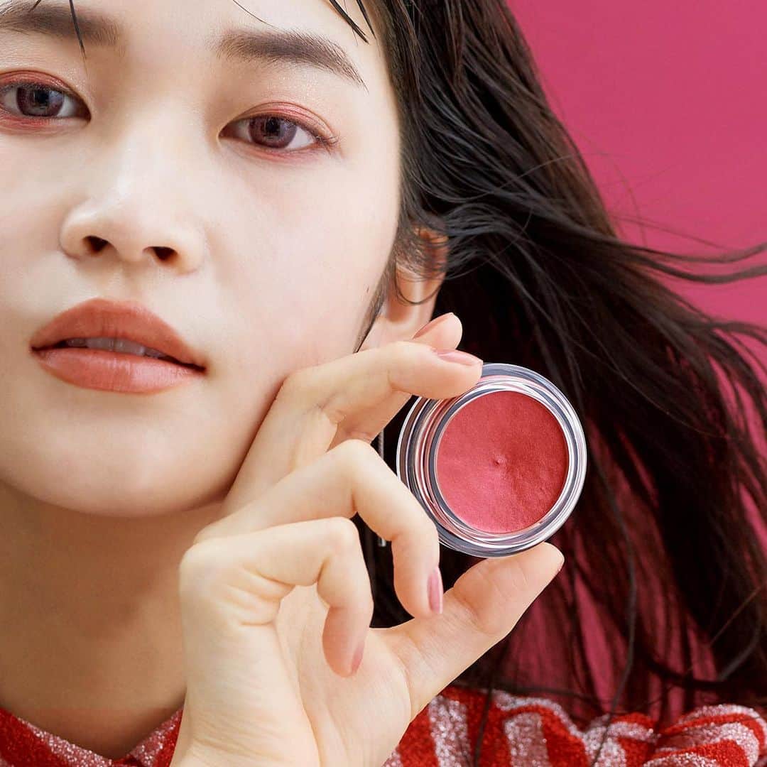 dazzshop officialのインスタグラム：「. . 《湿度を感じる大人レディ》 . スパークリングジェムAMOROUS 20をベースカラーのようにアイホールに薄く広げると、ピンクパールとレッドパールがほんのりと目もとを彩り、上気したような血色感ある色っぽい大人の印象に . . Hair&Make-up: Yuki Ishikawa / Three PEACE . model:Yu Hanaki /centraljapan . . #DAZZSHOP #ダズショップ #eyemakeup #makeup #beauty #cosme #eyeshadow #limitededition #limited #ビューティー #メイク #アイメイク #コスメ #アイシャドウ #限定 #限定色 @dazzshop_beauty」