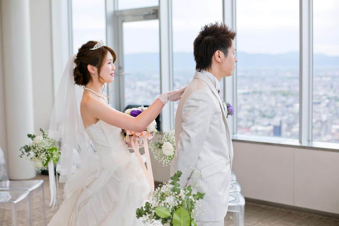 のインスタグラム：「ファーストミート 笑顔でご対面🌟 ・ ・ ・ おふたりの大切な方たちに 結婚の報告をする1日 そのカタチはひとつだけではありません 『おふたりらしさ』 に感謝の想いを込めた オリジナルウエディングを 一緒につくりましょう ****************** パーティーのお問い合わせは プロフィール欄のURL公式HPからどうぞ🎵 Heritage Bridal Collection forty three（フォーティスリー） https://fortythree.official-wedding.jp/ ☎︎0120-172-050」