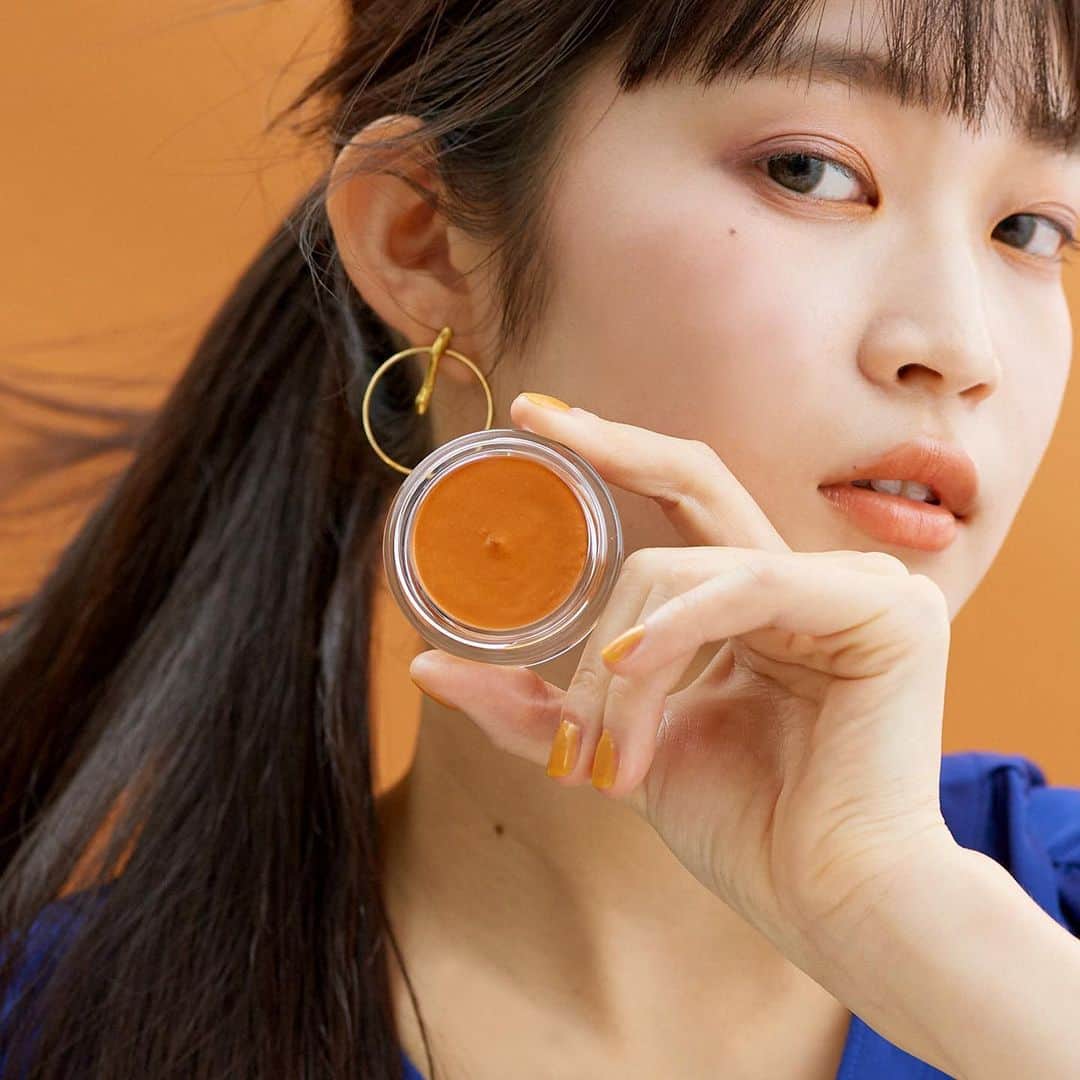 dazzshop officialのインスタグラム：「. .  《ハイファッショナブルなクラシカルメイク》 . ブラウンベージュのアイシャドウでナチュラルで立体感のある目もとを作り、オレンジイエローのスパークリングジェムHUMMING 21を目頭側にしっかりと重ねてカラーをプラスすることで、クラシカルなメイクの中にもどこかファッショナブルな印象を感じさせるメイクに。 . Hair&Make-up: Yuki Ishikawa / Three PEACE . model:Yu Hanaki /centraljapan . . #DAZZSHOP #ダズショップ #eyemakeup #makeup #beauty #cosme #eyeshadow #limitededition #limited #ビューティー #メイク #アイメイク #コスメ #アイシャドウ #限定 #限定色 @dazzshop_beauty」