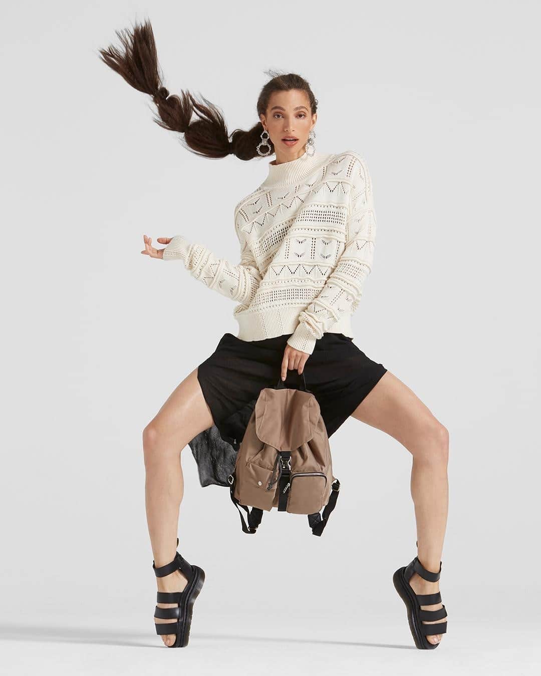 フレンチコネクションのインスタグラム：「On today's agenda: Keeping it cosy in feel-good layers, like our Jinx Balloon Sleeve Jumper☁️☁️  #FrenchConnection #MyFC」