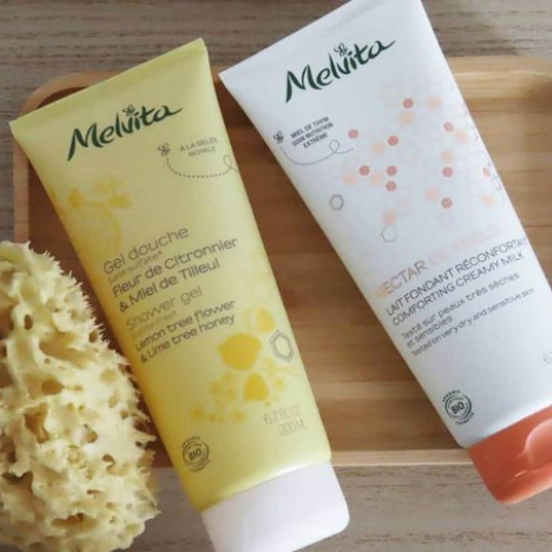 Melvita Officialのインスタグラム：「Cet hiver, le miel envahie votre salle de bain ! 🍯  Notre combo 100% douceur et 100% hydratation ? Notre gel douche citron et miel de tilleul bio avec notre lait corps Nectar de Miels !  Bio, naturels et apaisants ce sont vos nouveaux alliés de la saison !  Merci à @greenbeauty.mood pour cette jolie photo  #melvita #cosmetique #bio #engage #organic #cleanbeauty #beautebio #madeinfrance #fabriqueenfrance #hygiene #douche #geldouche #savon #showergel #soin #creme」
