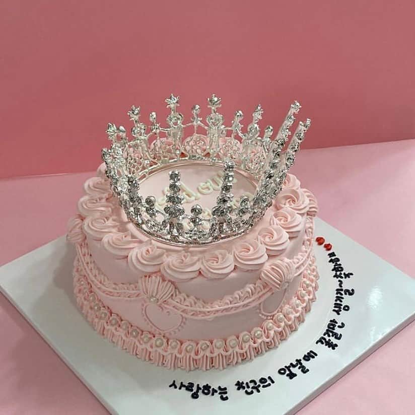 ハルハルさんのインスタグラム写真 - (ハルハルInstagram)「韓国の最新トレンド♡ティアラケーキ🎂  あんにょん！ ハルハル編集部のみみちゃんですꪔ̤̮ ♡  今韓国で、HOTなのがティアラケーキ🎂 ホールケーキにティアラを飾って誕生日や記念日を祝うのが流行っているみたい🥺💓  日本ではおうちで作ったケーキにティアラをちょこんと乗せて 推しのバースデーを祝っている方もちらほら見かけます♡  ティアラは100均などで購入する方が多いみたいˊ˗ 参考になった方は保存をしてくださいね𓂃 𓈒𓏸𑁍  コメントやシェアして頂けると励みになります♡  ┈┈┈┈┈┈┈┈┈┈┈┈┈┈┈┈┈┈┈  今回の可愛いお写真は、 以下の方からお借りしています♡ ‌ Thanks for… ‌  @sthr_03 さま @insu1988 님 @hae.dal_cake 님 @_realpeach 님 @cafeshumore 님  #ハルスタ や #ハルハル をタグ付けしていただくと、  ハルハルの記事やInstagramに投稿させていただくために ハルハルからご連絡させていただく場合がございます  #하루스타 #하루하루 를 태그하시면 하루하루의 기사와 인스타그램에서 사용할 경우가 있습니다. 사용하기 전에 하루하루로부터 연락을 드리겠습니다.  ┈┈┈┈┈┈┈┈┈┈┈┈┈┈┈┈┈┈┈  #韓国情報 #韓国トレンド #トレンド情報 #ティアラケーキ #王冠ケーキ #センイルケーキ #誕生日ケーキ #誕生日パーティー #センイルケーキ作り #カスタムケーキ #手作りケーキ #誕生日サプライズ #韓国好きさんと繋がりたい #おうち時間 #おうちカフェ #ホームカフェ #담담케이크 #티아라케이크 #케이크」1月19日 17時00分 - haruharu_furyu