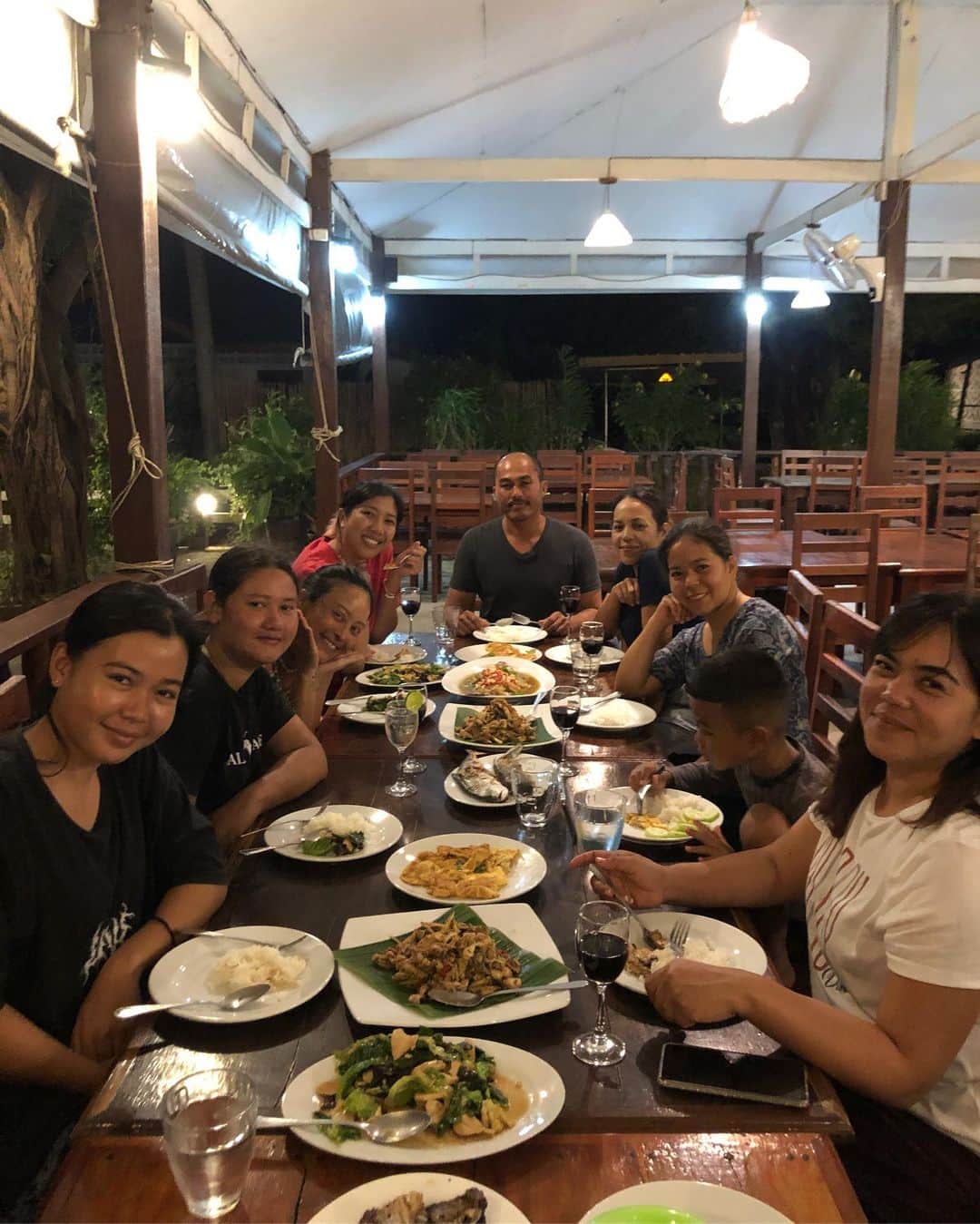 Amata Chittaseneeさんのインスタグラム写真 - (Amata ChittaseneeInstagram)「@exmarloz 🌊 our fun day with Mother ocean and the local people of #Satun #Thailand 🐚 searching for different kinds of clams and fish 🎣 เป็นวันที่สนุกมากๆ ขอบคุณครอบครัวพี่โสมที่พาพวกเราไปตะลุยเรียนรู้วิถีชาวเล เก็บหอยนางรม หอยลิ่น หอยเจดีย์ และยิงปลาใต้น้ำแบบ local สุดๆ 🙂 ปีที่แล้วแพรใช้ชีวิตอยู่เหนือ อยู่ข้างดอย อยู่กับชาวบ้าน ฟังเสียงไก่ อาบน้ำเย็น ดำนา เก็บลำไยขาย เก็บเห็ด เก็บหน่อไม้กิน เรียนรู้การอยู่กับป่าและธรรมชาติ และในปีนี้จะล่องภาคใต้บ้าง จับปลาแบบพื้นบ้าน กินอาหารท้องถิ่น เรียนรู้วัฒนธรรมไทย และสืบต่อภูมิปัญญาสมัยก่อน😀 up level life skill ให้กับตัวเอง ไม่แน่ #pearypiesmileycamp อาจจะเกิดขึ้นเร็วนี้ๆทางใต้ (พาเที่ยวชุมชมดีกว่า) ไหนนนนนนใครเป็นคนใต้บ้างงงงงงงงง มีอะไรแนะนำพี่แพรบ้างงงงมั้ยยยย ย้อมผ้า สมุนไพรอะไร ได้หมด #fishingtrip #pearypieamazingthailand #สตูล #ล่องใต้」1月19日 17時00分 - pearypie
