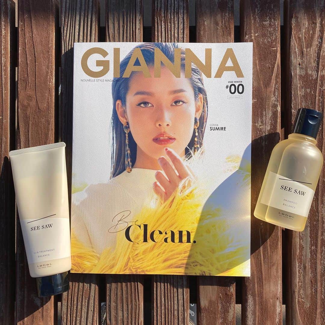 のインスタグラム：「【 掲載情報 】 GIANNA 2020 WINTER で、SEE/SAW( @seesaw_lebel )をご紹介していただきました！  －－－－－－－－－－－－－－－－ SEE/SAW ヘア&スキャルプシャンプーB SEE/SAW ヘアトリートメントB  根元から毛先までなめらかで、 しなやかな質感に。 －－－－－－－－－－－－－－－－  #seesaw  #moii  #theo  #materia #edol #luviona  #サロン専売品 #シャンプー #トリートメント #ヘアケア #ヘアケア用品 #インバスケア #セルフケア #ツヤ #ツヤ髪 #艶髪 #美髪 #サロンモデル #サロンスタイル #ヘアスタイル #ヘアサロン#おうち美容 #おこもり美容 #雑誌掲載 #gianna   #LebeL #ルベル #takarabelmont  #タカラベルモント」