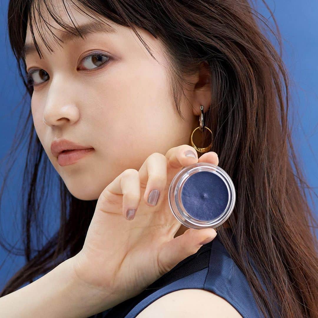 dazzshop officialのインスタグラム：「. . 《スモーキーで湿度をとったドライメイク》 . . グレーブラックのスパークリングジェムINFINITY 22をアイホールに広げ、自然な陰影を作るマットシャドウを重ねることでドライな質感のメイクに。 さらにアイラインとして使うことで、ブルーやピンクのパールが見え隠れするスモーキーな印象に仕上がります。 . Hair&Make-up: Yuki Ishikawa / Three PEACE . model:Yu Hanaki /centraljapan . . #DAZZSHOP #ダズショップ #eyemakeup #makeup #beauty #cosme #eyeshadow #limitededition #limited #ビューティー #メイク #アイメイク #コスメ #アイシャドウ #限定 #限定色 @dazzshop_beauty」
