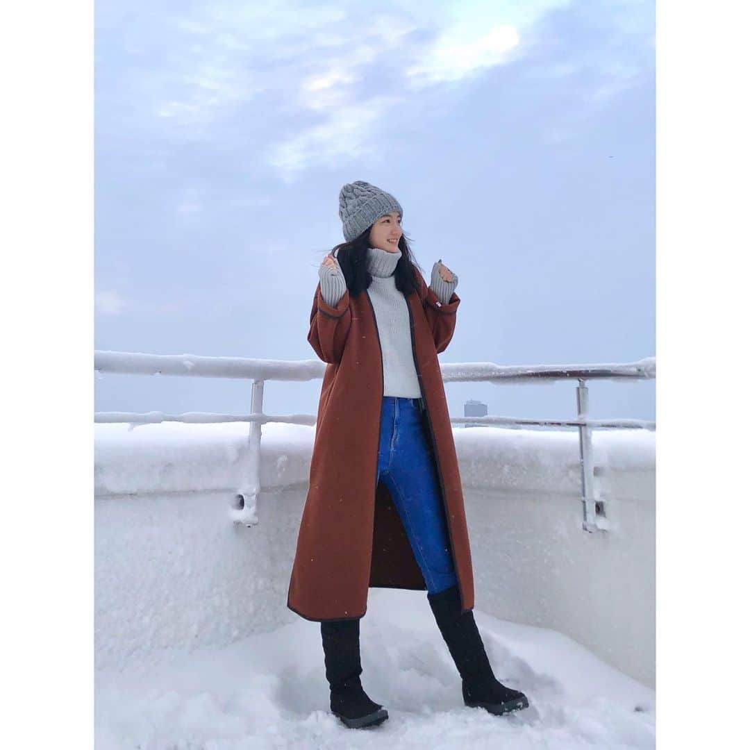 亘理舞さんのインスタグラム写真 - (亘理舞Instagram)「❄️ 雪！が！イスタンブールでたくさん降りました〜 東京と同様、そんなに頻繁に雪景色が見られる場所じゃないので、一面広がる真っ白な世界に心を奪われました😳 ・ 今日は完全な「雪」コーデ！ ✏︎ ニット帽は英語で”beanie”というらしいです ・ ・ turtle knit: @urs_official coat: @momentplus.official jeans : @forever21 boots: @bogsfan beanie: @unitedarrows_official ・ ・ #モデル修行中#トルコ生活#イスタンブール暮らし#雪コーデ#ブーツ女子#お気に入りのコート#ニット帽デビュー#スターダストプロモーション#亘理舞」1月19日 17時03分 - mai_watari_official