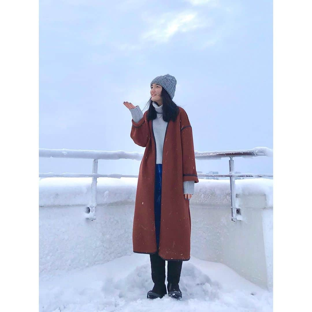 亘理舞さんのインスタグラム写真 - (亘理舞Instagram)「❄️ 雪！が！イスタンブールでたくさん降りました〜 東京と同様、そんなに頻繁に雪景色が見られる場所じゃないので、一面広がる真っ白な世界に心を奪われました😳 ・ 今日は完全な「雪」コーデ！ ✏︎ ニット帽は英語で”beanie”というらしいです ・ ・ turtle knit: @urs_official coat: @momentplus.official jeans : @forever21 boots: @bogsfan beanie: @unitedarrows_official ・ ・ #モデル修行中#トルコ生活#イスタンブール暮らし#雪コーデ#ブーツ女子#お気に入りのコート#ニット帽デビュー#スターダストプロモーション#亘理舞」1月19日 17時03分 - mai_watari_official