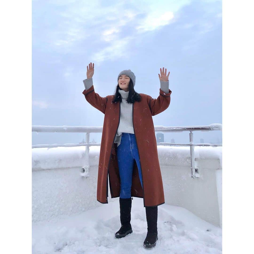 亘理舞のインスタグラム：「❄️ 雪！が！イスタンブールでたくさん降りました〜 東京と同様、そんなに頻繁に雪景色が見られる場所じゃないので、一面広がる真っ白な世界に心を奪われました😳 ・ 今日は完全な「雪」コーデ！ ✏︎ ニット帽は英語で”beanie”というらしいです ・ ・ turtle knit: @urs_official coat: @momentplus.official jeans : @forever21 boots: @bogsfan beanie: @unitedarrows_official ・ ・ #モデル修行中#トルコ生活#イスタンブール暮らし#雪コーデ#ブーツ女子#お気に入りのコート#ニット帽デビュー#スターダストプロモーション#亘理舞」