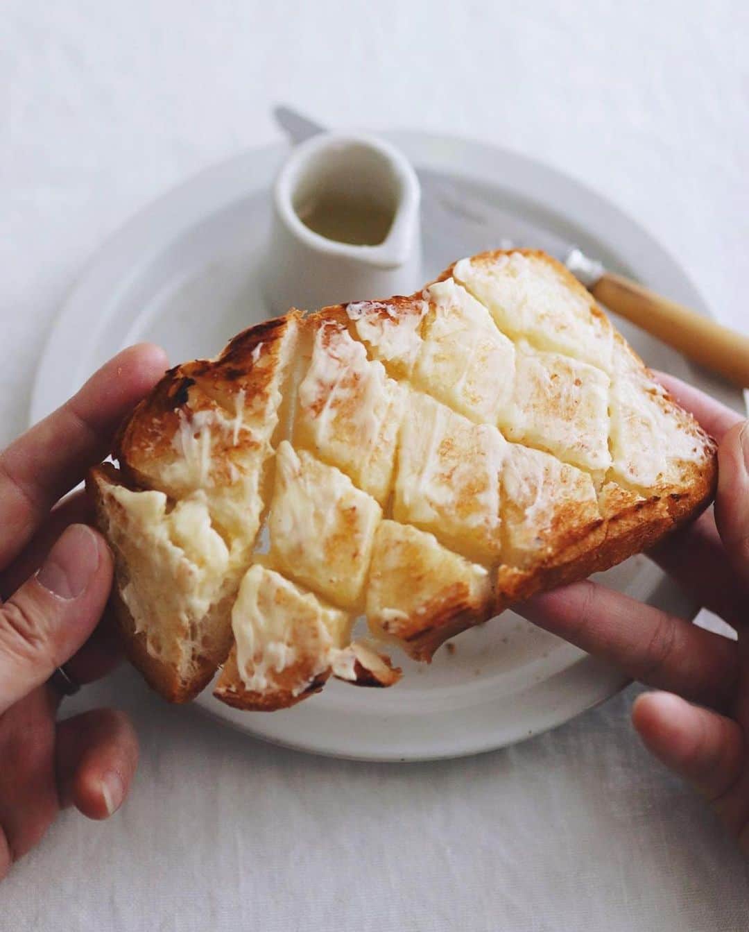 ANDERSEN アンデルセンさんのインスタグラム写真 - (ANDERSEN アンデルセンInstagram)「honey toast, part.2🍯﻿ ﻿ by @higuccini  .﻿ おいしさのポイントは﻿ 許せる範囲のバターと、﻿ しっかり攻めた切れ目。﻿ .﻿ パンはアンデルセンの﻿ イギリスパン５枚切り。﻿ 実は、アンデルセンで﻿ 半世紀以上愛されてる﻿ 一番のロングセラーが﻿ このイギリスパンです。﻿ @andersen_official_jp﻿ .﻿ .﻿ #イギリスパン #ハニートースト #バタートースト #山型パン #山食 #食パン #トースト #アンデルセン #アンデルセンのパン #パンのある暮らし #パンのある生活 #パンスタグラム #パン大好き #ヒュッゲ #ステイホーム #ロングセラー #指名買い #一番人気 #定番商品  #andersen #hygge #bread #bakery #plainloaf #bageri #breadlover」1月19日 17時07分 - andersen_official_jp