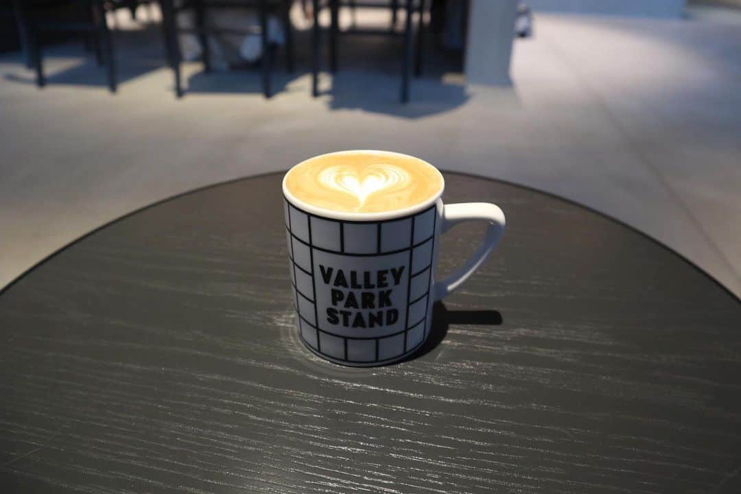 石井輝明さんのインスタグラム写真 - (石井輝明Instagram)「渋谷。 今日は幕張からの無限大。 幕張に行くたびに舞浜を通る。 ディズニーランド行きたすぎ。  #valleyparkstand #cafe #coffee #カフェ #喫茶店 #東京カフェ #渋谷カフェ #カフェ芸人 #去年の今頃はインディアンスとグアムに行ってた #最高の仕事やったなぁ #また行きたいなぁ #また生バンドのところで踊るきむちゃんを見たい #助走しておこう」1月19日 17時07分 - comandanteishii