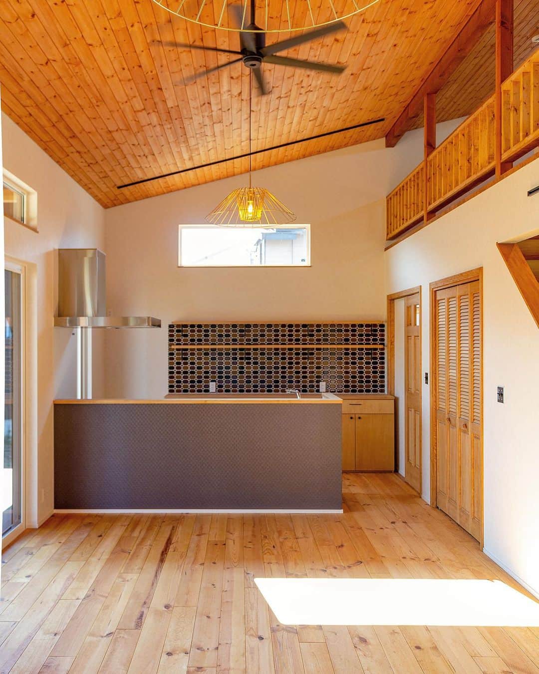 fukui-kensetsuさんのインスタグラム写真 - (fukui-kensetsuInstagram)「天童市I様邸のLDKです✨  勾配天井のゆったりした空間に、ボルドーパインの無垢床やパイン材の天井板張り、無垢建具にロフトの木製手すりといった、木の温もりを感じる居心地の良い空間になりました😁  キッチンのちょっとレトロなタイルも素敵です👌 . #LDK#リビング#勾配天井#ボルドーパイン#天井板張り#無垢建具#キッチンタイル#ロフト#シー#サイドフード#ライフスタイル#暮らし#注文住宅#マイホーム#天童市#福井建設」1月19日 17時09分 - fukui_kensetsu