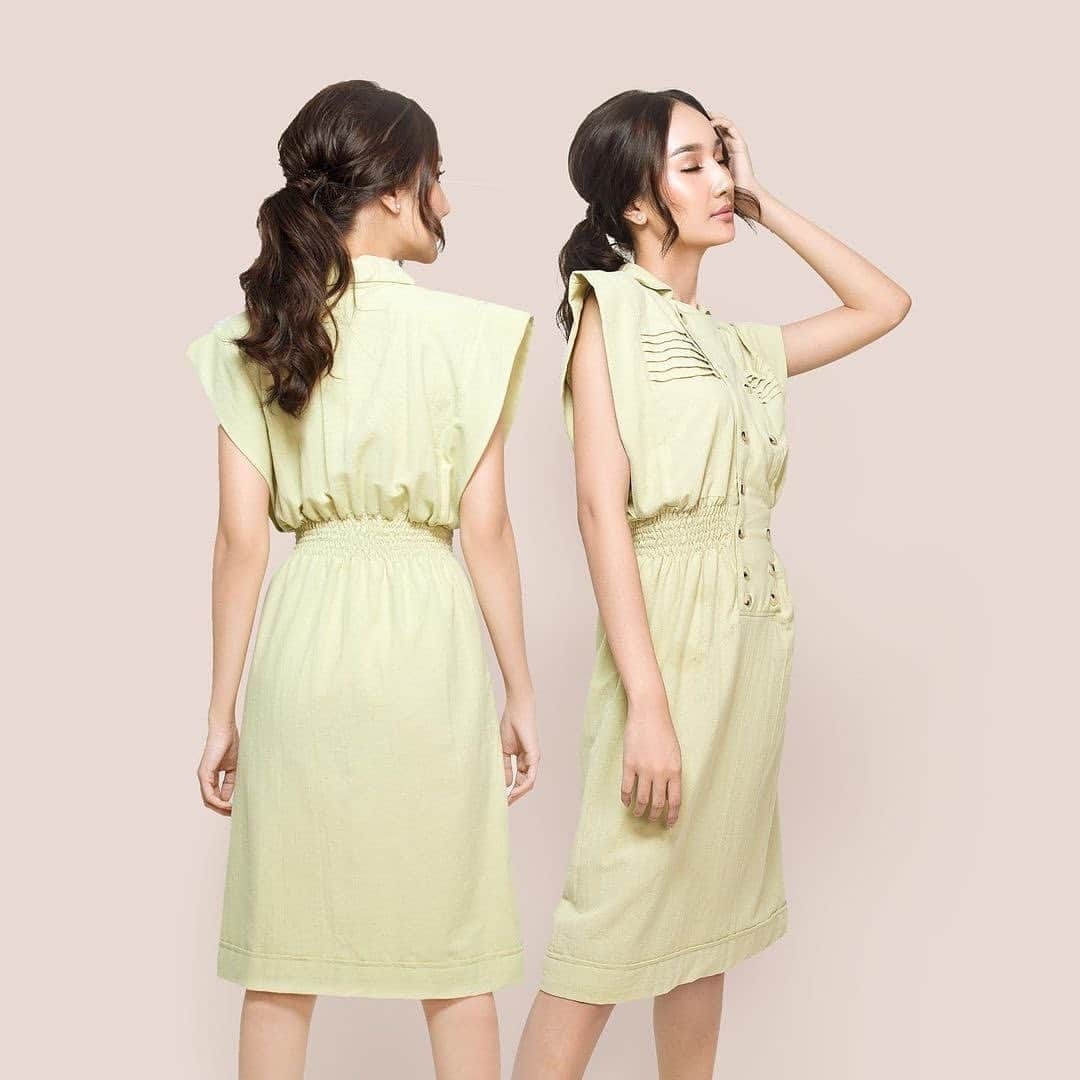 Ivan Gunawanさんのインスタグラム写真 - (Ivan GunawanInstagram)「sayang .......  . Easy work outfits that’ll keep you feeling fresh every day.  This dress makes you look comfortable and definitely in style. — PUNYA PENELOPE  DRESS LEMON Price : Rp.349.000,-  - All Size  Length : 100cm Bust : 102cm Arm Hole : 44cm Arm Length : 36cm - Material : Linen -- . . How To Order : Our Shopee : Shopee Mall "PU-NYAIVANGUNAWAN Official Shop" or just simply hit us on WhatsApp : +62811-1077-776 . #Ivangunawan #punyaivangunawan #kamuudapunya  #kamuharuspunya  #womencollections #affordablefashion  #casuallook」1月19日 17時10分 - ivan_gunawan