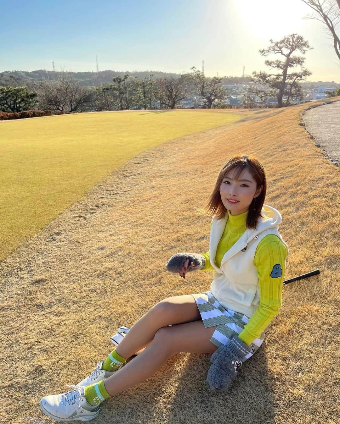 鶴岡果恋のインスタグラム：「. and per seの冬物ウェア⛄️❄️  1番好きな色の緑でコーデしてみましたっ。🌵🌲  #andperse #ゴルフ #ゴルフウェア #ゴルフコーデ #磯子カンツリー倶楽部」