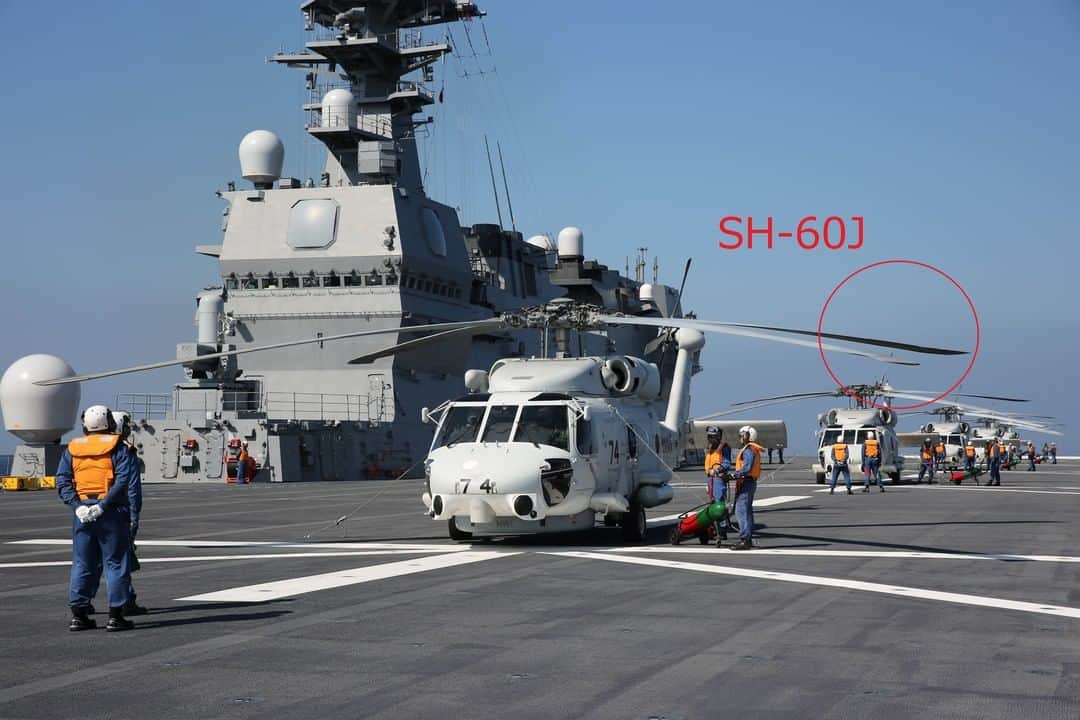 海上自衛隊さんのインスタグラム写真 - (海上自衛隊Instagram)「今日も日本の海を守っている哨戒ヘリコプター、SH-60JとSH-60K。 見分けるポイントは、右側の窓の数と、ブレードの先端の形状です。 （飛行中だとわかりづらいです。）  #海上自衛隊 #ヘリコプター」1月19日 17時15分 - jmsdf_pr