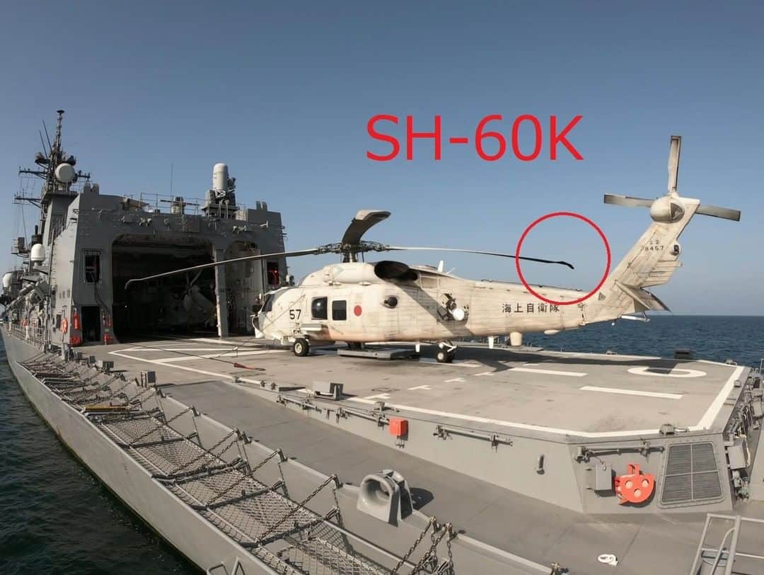 海上自衛隊さんのインスタグラム写真 - (海上自衛隊Instagram)「今日も日本の海を守っている哨戒ヘリコプター、SH-60JとSH-60K。 見分けるポイントは、右側の窓の数と、ブレードの先端の形状です。 （飛行中だとわかりづらいです。）  #海上自衛隊 #ヘリコプター」1月19日 17時15分 - jmsdf_pr
