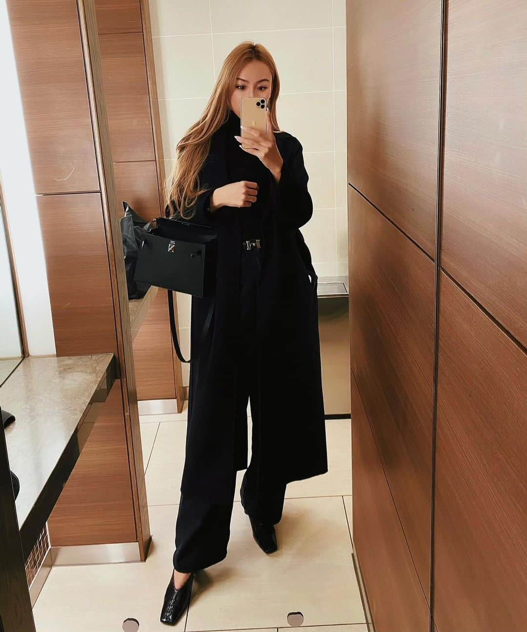 GENKINGさんのインスタグラム写真 - (GENKINGInstagram)「all black🖤🖤🖤 I like to wear clothes that match the day's mood💫  coat @maxmara  bottom @maisonmargiela  shoes @jilsander  bag @hermes  #ootd  #fashion #fashiongram #fashionista #fashionblogger #instafashion #style #winter #maxmara #bottegaveneta #maisonmargiela #jilsander #hermes #cordinate #tokyo #冬コーデ」1月19日 17時16分 - _genking_