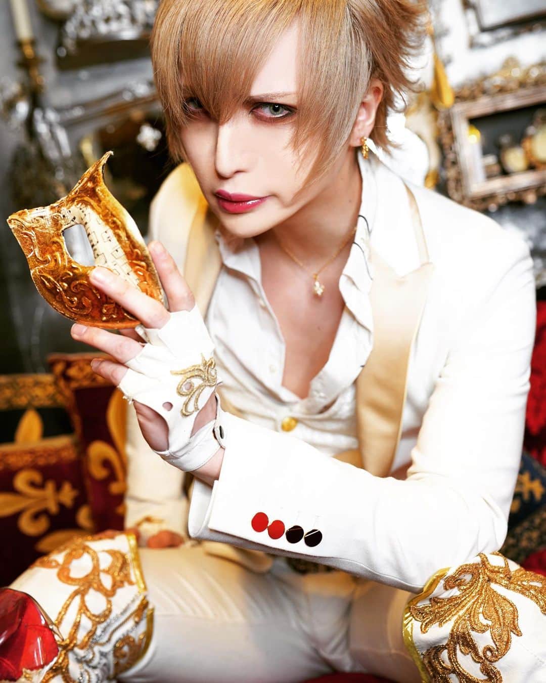 MiA のインスタグラム：「仮面舞踏会行こうよ⚜️」