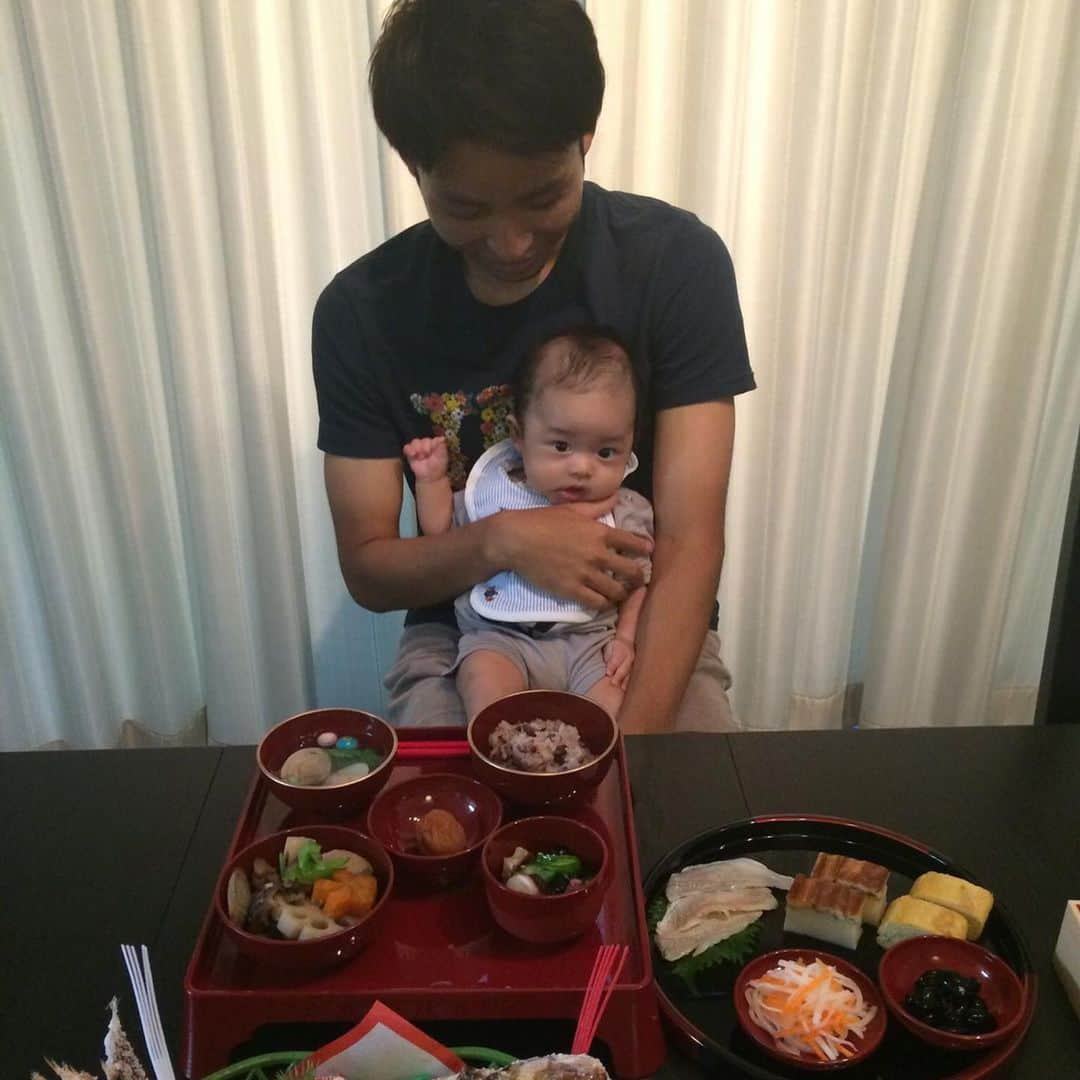 小林悠さんのインスタグラム写真 - (小林悠Instagram)「お食い初め🍚  生まれてから100日が経ったので風翔のお食い初めをしました😋  これでこの先、この子が食べ物に困ることはないでしょう🙆‍♂️笑  長男と次男の同じ時期の写真を比べてみると上の2人は結構髪が薄かったんだなーと気づきました😂笑  そして気づけばInstagramのフォロワーが10万人を突破しました🙆‍♂️  ありがとうございます👏😭👏  これからも自分のペースで家族のことや、サッカーのことを更新していけたらと思います😌  こんなことをやってほしい、あんなことも載せてほしいなどリクエストがありましたらコメント欄にお願いします👍」1月19日 17時40分 - kobayashiyu11