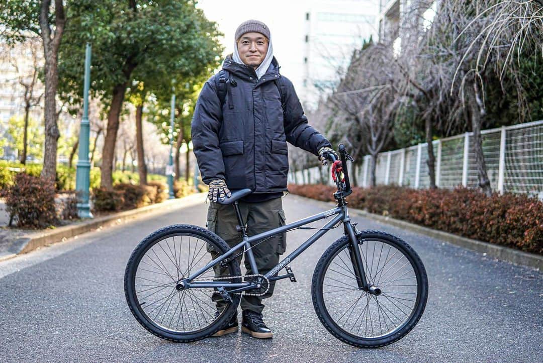 安床武士のインスタグラム：「New bike🚴‍♀️ aresbikes STEELO 24inc BMX. #aresbikes   街乗り用に自転車を新調しました。 @aresbikes から7月に発売予定の24インチBMXをいち早く！ ギア比も街乗りがしやすい設定で👌 何より見た目が格好いい。  これからも街乗り用にカスタムも楽しんでいきます！ @yorkuno さん、ありがとうございます🙌  #bmx24 #街乗り自転車 #世界に3台の内の1台」