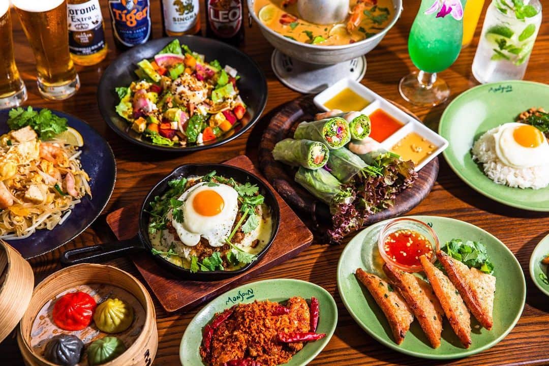のインスタグラム：「.  🥗TAKE OUTのご案内🥗  “本格エスニックをテイクアウト！”  人気のメニューラインナップ👌 前菜から飯物、麺系など幅広く取り揃えております🍲 是非ご利用お待ちしております。  #モンスーンカフェ #エスニック料理 #テイクアウト」