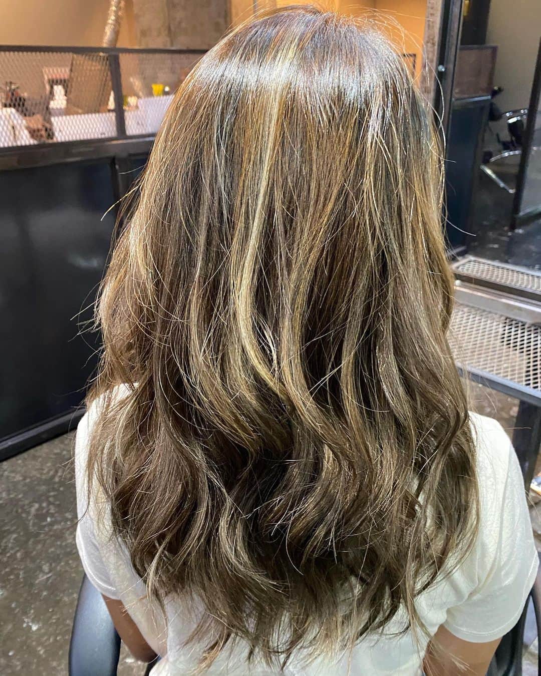 Mieのインスタグラム：「衝撃のライオン丸😱から、一転。ツルツルな立体感のあるバリアージュヘアに治してもらいました✌️  昔から思い立てばすぐ行動したいと衝動にかられる性格で、最近どーにもならない髪の毛、、、どうにかイメチェンしたいなと先日とっさに自分でカット&ブリーチを。 最近はヘナで根本をリタッチしていたから、その部分とブリーチが化学反応を起こしたのか、ところどころ緑ブルーに🥶（３枚目、４枚目、５枚目をご参照ください）  すぐさま救世主　@yosukehairdresseraccount  へご連絡。無理矢理予約をねじ込んでくれ、本日ようやく無事に修正カットカラーしてもらい、髪の毛は見違えるほど艶やかに🧡  蘇りました☺️明日はヘアセットが楽しみに✨ 小さな事だけど、ネイルとヘアは綺麗にしておくと気分が上がるね！ 自分でヘアやるのもありだったけど、やっぱりプロの手を時々借りるために定期的に通いたいなと思いました👍 みんなも気をつけてね！ ってさすがに自分ではやらないか🤪  #ハワイ美容師  #よーすけくん最高だよ」