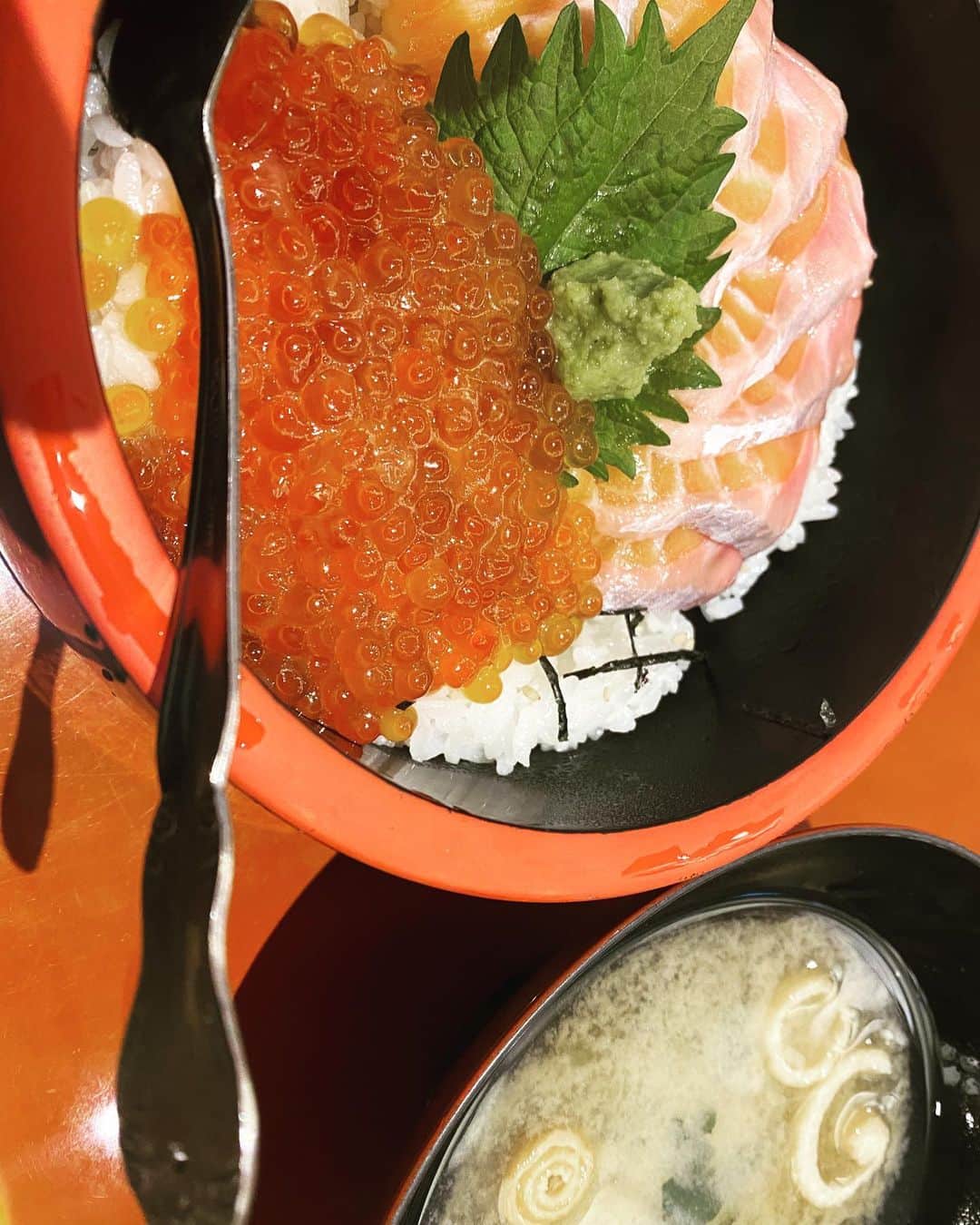 のインスタグラム：「こんにちは！ 朝から雪が降って底冷えする今日ですが、皆様体調お変わりないでしょうか？免疫が低下するとコロナも危なくなるので十分お気をつけください！ 本日はランチで大人気のサーモンといくらの北海親子丼です😀 鉄板の組み合わせでリピート率激高！！ 一度味わえばあなたも虜に！？ ディナータイムでもご用意できますのでぜひご注文宜しくお願いします😀 #吹田グルメ#吹田ランチ#吹田グリーンプレイス#いくら#サーモン#吹田海鮮」