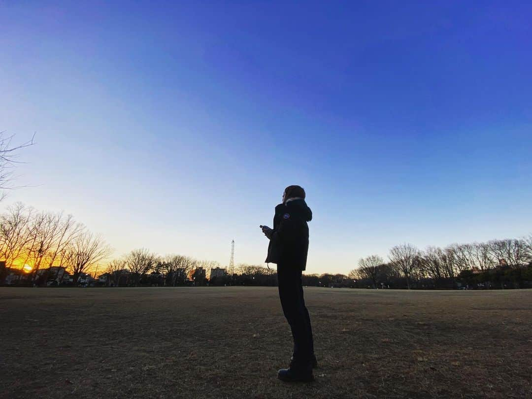 後藤健流さんのインスタグラム写真 - (後藤健流Instagram)「夕暮れの空がすごく綺麗でした この時期は温かいミルクティーをついつい買っちゃうなぁ  4枚目はうっかりインカメごめんなさい（寒すぎて手がカサカサ）  #後藤健流 #gototakeru」1月19日 17時36分 - takeru0324