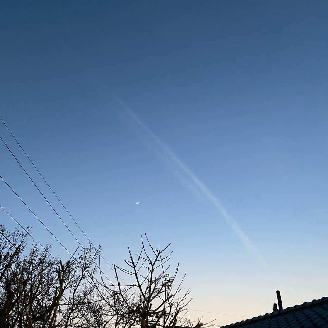 舞子さんのインスタグラム写真 - (舞子Instagram)「☁️🌠🌙 ⋆︎* 数日前の夕方の空 ☺︎  雲が、煙突から出る煙みたいに見えるの！面白いなぁって(^^) でも、実際にその時見ていた空は、 写真で見るよりももっと綺麗だったな〜！！✨  最近、空眺めがち。 今日も気持ちいいくらいの晴れだったね🌞 ⋆︎* 冬は空気が澄んでいて好き🤍 寒いけど、毎朝換気して部屋の空気も気持ちもスッキリさせたら新しい1日のスタートだなって感じがする。🕊✨  もう夕方🌛 今日も一日お疲れ様でした。🍵🫖💭 ・ ・ ・ #evening #sky #skyphotography  #夕方の空 #夕方の風景 #空  #煙突 #煙みたいな雲  #☁ #🌠 #🌙」1月19日 17時37分 - maiko___official