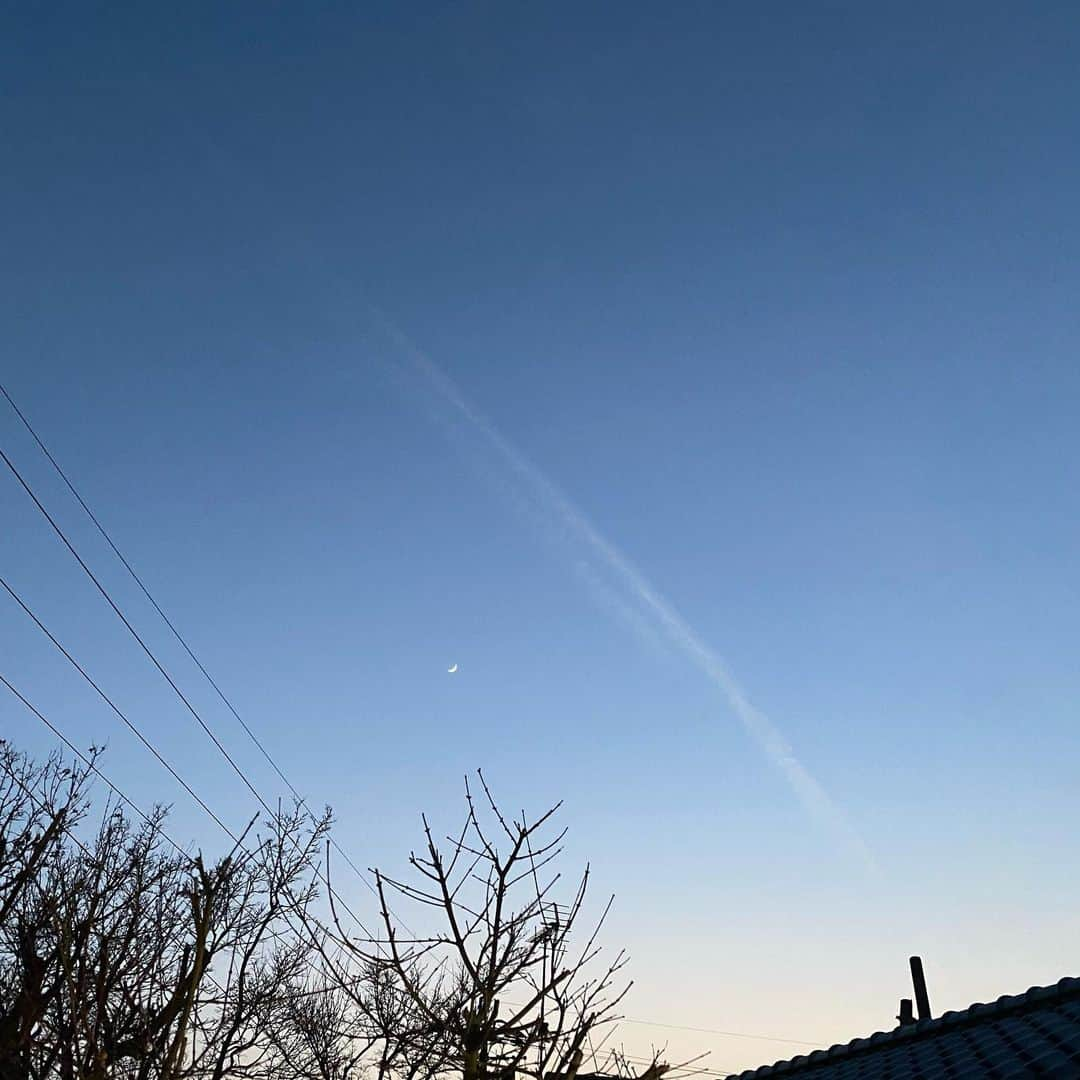 舞子のインスタグラム：「☁️🌠🌙 ⋆︎* 数日前の夕方の空 ☺︎  雲が、煙突から出る煙みたいに見えるの！面白いなぁって(^^) でも、実際にその時見ていた空は、 写真で見るよりももっと綺麗だったな〜！！✨  最近、空眺めがち。 今日も気持ちいいくらいの晴れだったね🌞 ⋆︎* 冬は空気が澄んでいて好き🤍 寒いけど、毎朝換気して部屋の空気も気持ちもスッキリさせたら新しい1日のスタートだなって感じがする。🕊✨  もう夕方🌛 今日も一日お疲れ様でした。🍵🫖💭 ・ ・ ・ #evening #sky #skyphotography  #夕方の空 #夕方の風景 #空  #煙突 #煙みたいな雲  #☁ #🌠 #🌙」