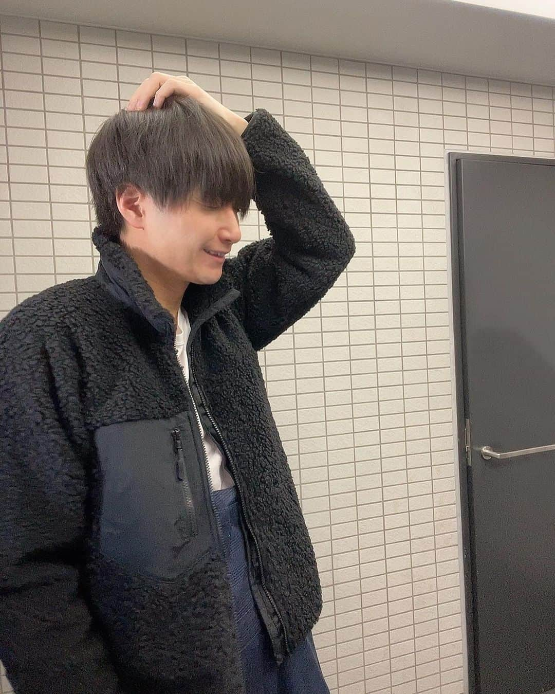 井深克彦さんのインスタグラム写真 - (井深克彦Instagram)「.﻿ ☁️🧤🧣﻿ ﻿ TIGORAのボアフリースは﻿ あったかいので重宝してます☁️❄️﻿ ﻿ ジャージを組み合わせて﻿ スポーティーなコーデにも合うし、﻿ チェック柄パンツに合わせて﻿ カジュアルにも合わせれて﻿ 大活躍です✨﻿ ﻿ 見た目以上の暖かさがあるので﻿ まだまだ寒いこれからの季節にも﻿ オススメのアイテムです🛍💘﻿ シンプルなデザインなので﻿ 何にでも合うし年齢も問わないところが﻿ 男性へのプレゼントにも最適かも🎁﻿ ﻿ @tigora_official ﻿ #ティゴラ #スポーツデポ #アルペン #pr﻿ #tigora #tigora_official」1月19日 17時39分 - ibuka_katsuhiko