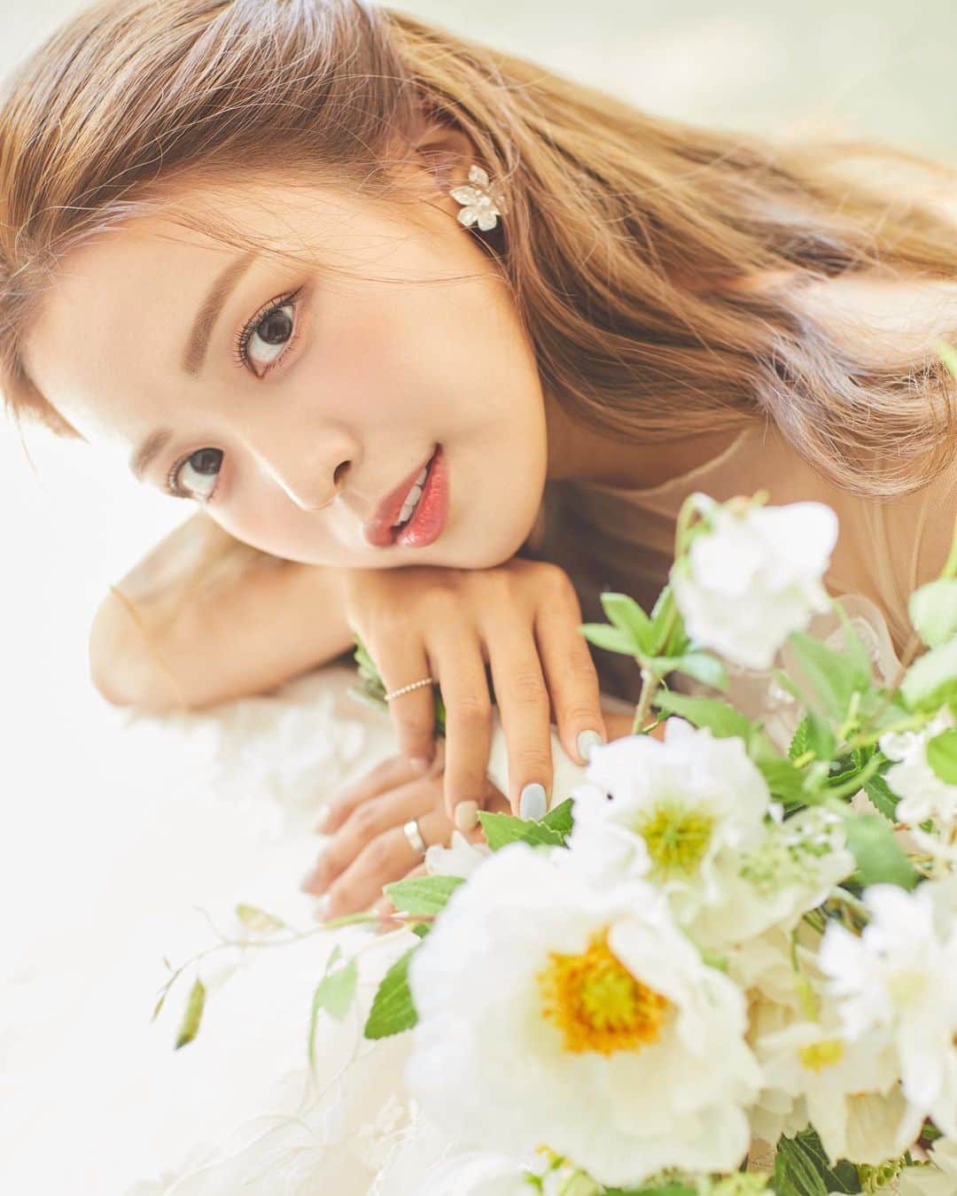 キム・ダヘのインスタグラム：「리마인드웨딩 선수정본... 🤍👰🏽‍♀️🤵🏻 어이없게도 또 찍고싶다 올해는 집에서 찍을까 후후...」