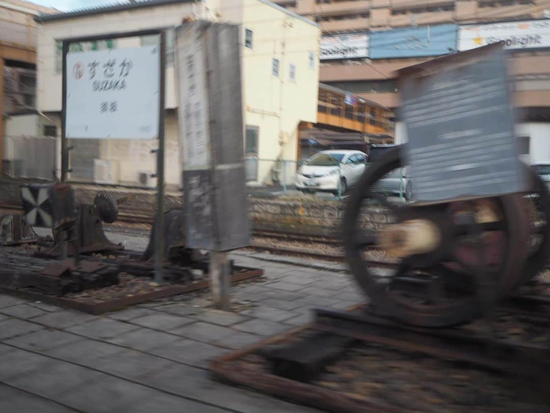 伊藤桃さんのインスタグラム写真 - (伊藤桃Instagram)「【#長野電鉄 #長野駅 】 お次の旅は·····これまたキタコレ！のオフショットから🥳 キタコレ！の記事は長野電鉄さんの#観光列車 ワインバレー列車 レポ❤ 無料でみれちゃう記事はこちら⏩ http://www.kita-colle.com/m/content/27608/ * ワインバレー列車のレポは記事に書いたので····· それ以外のレポを🥳 この日は湯田中発のワインバレー列車に乗ったため、 まずは長野駅から湯田中駅へとむかいます。 そこに止まっていたのは····· 2枚目: 元#小田急ロマンスカー 10000形HiSE！ 3枚目: そして元#東急8500系 ！ としょっぱなからテンションアップ！⤴︎︎︎⤴︎︎⤴︎︎︎ 高校のお友達といったのですが、1人でめちゃめちゃはしゃいじゃいました。笑 * 4枚目: ちなみにこちらは鉄道むすめの朝陽さくらちゃんラッピング車両🥳 レトロな車両に描かれた可愛い女の子のギャップがよき！ * 今回乗るのは特急！乗車券プラス100円で乗ることができるのです。 バリアフリーの観点から早々に小田急さんからは撤退してしまったHiSE····· わくわくしながら早速乗車しました！ 5.6.7.8枚目: レトロな雰囲気がたまらない！！ そしてなんと····· 9枚目: 運良く！展望席！最前列にすわれたよ😂 実は初めて、うれしい！ 写真には撮れなかったけど、ハシゴをつかって運転席にいく運転士さんをみることもできました🥰 (1番前に展望席があるため、運転席はその上にあるのです) * 10枚目: 今度は降りてみたい須坂駅。 というか屋代線廃線まえに行ったはず·····ってあれはもう8年も前か！驚きです····。 車止めなどのオブジェがかざってある鐵道古展を車窓からながめつつ····· ゆるくつづく🥳 ✂ーーーーーーーーーーーーーーーーーーーーーーーーーーーーーー✂ #車窓からの景色 #乗り鉄子 #乗り鉄旅 #鉄道女子 #鉄道旅行」1月19日 17時45分 - itomomo_tetsu