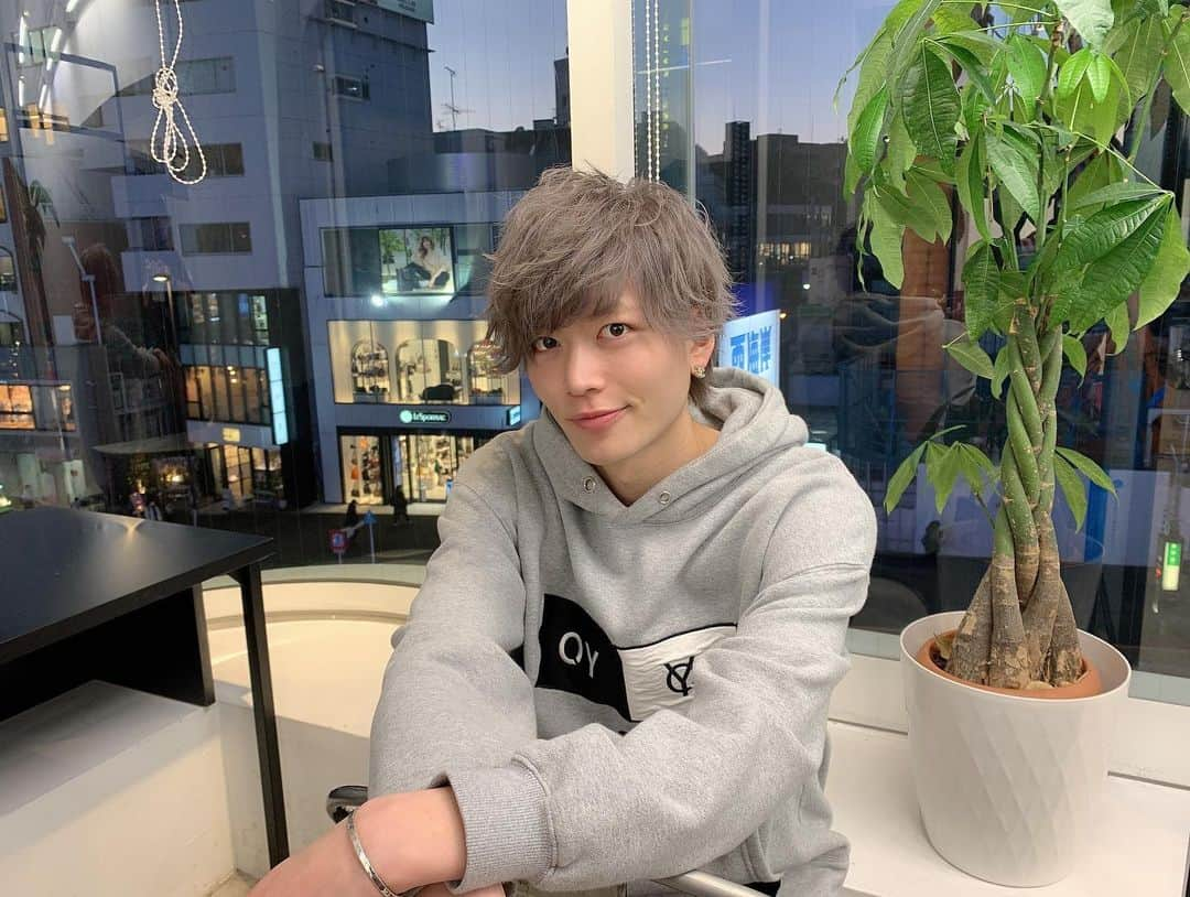 KENTO.iさんのインスタグラム写真 - (KENTO.iInstagram)「@shige.hair さんに メンテナンスしてもらいました！  安定の シルバーアッシュ！  ありがとうございました！！」1月19日 17時46分 - ivvy_kento.i