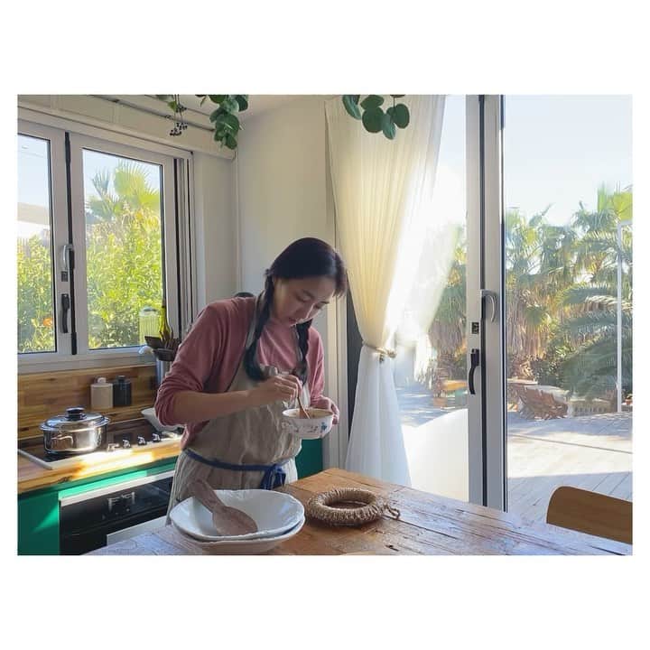 チン・ジェヨンのインスタグラム：「[커밍순 #cont_공동구매] . 저녁해요.  어제종일 으슬으슬 비실비실하다가 이러면안되지하고 오늘냉장고를열었는데 지난주사다논 달래한묶음도 비실비실해보여  달래한가득넣고 한그릇으로 무조건힘이나는 가지명란솥밥을 지었어요. 양념장없이 슥슥비벼먹어도 너무맛있는.  달래향이 쥑이네용♥️. . 저희, 설전 피크타임!! 명란오픈이라 준비하는데도 한달넘게걸렸어요.  선물하려고기다리신분들많은데 목요일에 만나요💕. . 🏷맛의명태자명란은  3.8%염도의 짜지않은 건강한명란이라  알탕. 솥밥. 파스타 여러요리에 넣어드세요.  (단. 저염명란이아닐경우는 짜요) . 🏷120g씩 소분포장되어있어 따로 소분할필요없이 냉동보관하시고  먹기30분전 하나씩 꺼내놓으시고 바로드시면되세요.  . 🟤맛의 명태자  ▫️3대째이어오고있는 프리미엄명란브랜드.  ▫️4대 백화점 동시판매. ▫️국내 최초로’저식염 냉동 제조방법'특허. ▫️3.8% 염도로 짜지않은 건강한 명란 ▫️안전하고 위생적인 HACCP시설에서 제조합니다 ▫️100% 국내산 한주소금을 사용하며 전세계 상위1%대 명태알(러시아산)을 사용합니다. 🚫보존료(소르빈산칼륨),착색료(타르색소), 아질산나트륨(발색제)무첨가 . . 🤎맛의명태자는 본사 콘티단독오픈으로 오직, 콘티에서만가능한구성이예요.  *1/26 순차발송시작되어요. *제주발송가능 (추가배송비) . . #콘티✖️맛의명태자 (1/21-24) #진재영_ucc #진재영키친 #진재영일몬도jeju  @con.t_commerce  @myeongtaeja_official  . .」