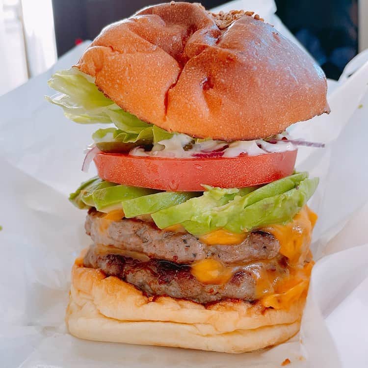日暮愛葉のインスタグラム：「大好きなお店のすんげーハンバーガー 一気食い 疲れを吹っ飛ばす！ 今日はやすむけどね。 #ハンバーガー  #アボカドチェダーチーズバーガー」
