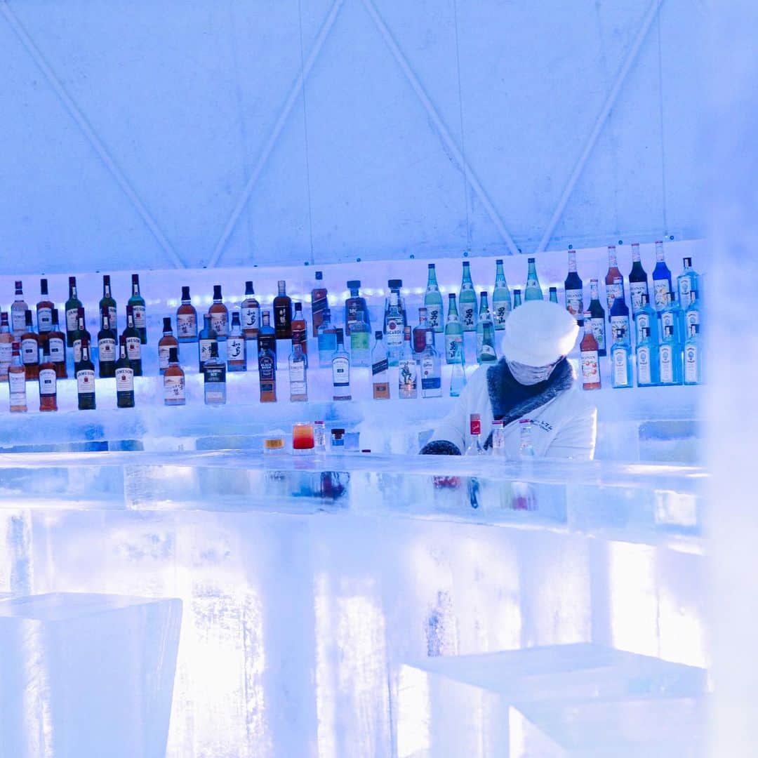 【公式】星野リゾート　リゾナーレさんのインスタグラム写真 - (【公式】星野リゾート　リゾナーレInstagram)「50種類以上のお酒を氷のカウンターで楽しめる、氷の街の本格的なバー。幻想的な景色を眺めながら透き通った氷のグラスで至福の一杯を提供します。#星野リゾート #星野リゾートリゾナーレ #リゾナーレトマム #旅行 #国内旅行 #女子旅 #記念日旅行 #オンライン旅行 #おうちで旅体験 #旅行気分 #アイスヴィレッジ #氷のBar #冬 #絶景 #氷のカウンター#酒 #北海道旅行 #星野集 #hoshinoresorts #hoshinoresortsrisonaretomamu #hoshinoresortsrisonare #tomamu #japan #onlinetravel #travelmood #winter  #icevillage」1月19日 17時51分 - hoshinoresorts.risonare