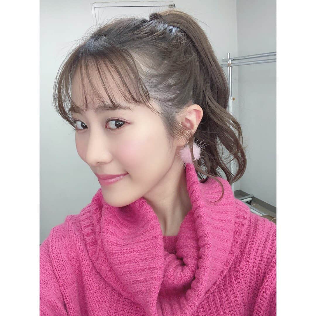 高木由麻奈のインスタグラム：「* 撮影🧡 ピンクニット☺️  #広告 #suzuki #岐阜スズキ #自動車 #スズキ #ポニーテール #ニットコーデ #ピンクニット #jumper #岐阜」
