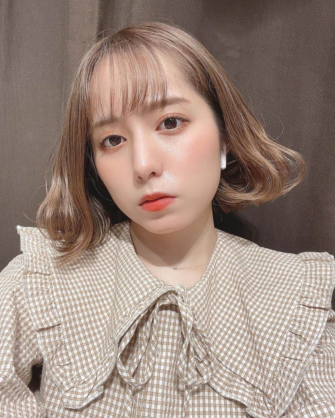 前田美里のインスタグラム：「またまたオレンジメイクにハマってしまった。🍊 #古川優香 さんプロデュースの #ricafrosh  #lagthomaskit  #サンセットブリック   店舗でキラキラに一目惚れして買ってしまった。。 . . #火曜日  #メイク #make #ZARA  #ショート #ファインダー越しの私の世界 #被写体 #写真好きな人と繋がりたい  #おうち時間 #stayhome #写真 #ヲタク #櫻坂46 #欅坂46 #日向坂46 #フォロー #フォロワー募集中  #idol #fashion #japanesegirl #follow #followme #좋아요 #팔로우미 #팔로미 #오오티디」