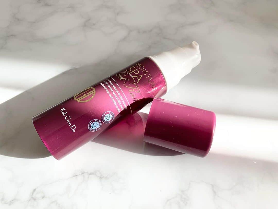 のインスタグラム：「𝒮𝓀𝒾𝓃 𝒞𝒶𝓇ℯ﻿  オールインワンモイスチャージェルリッチ　 @kohgendo_official   最近のオールインワンは ここまで進化しているんですね😲🤍 ﻿ 時間のないときに使おうと思ってたけど﻿ 使いだしたら乾燥感じないし肌トラブルなしで﻿ 何より早い✨ 洗顔後これワンプッシュのばすだけ﻿ ついつい手が伸びて 使い始めてここ一ヶ月は﻿ これしかもうずっと使ってない、、🤍😲﻿  ﻿主婦の方、子育て中の方、 忙しい方、女性でも男性でも 乾燥が気になる人にも　 みんなにおすすめしたい だけど冬季限定、、 定番化してほしい🥺  ﻿2枚目にはワンプッシュの量を載せたよ ジェルというより軽いクリームの質感で潤う☺️❤️  ﻿ #オールインワン　#オールインワンジェル　#オールインワンモイスチャージェルリッチ　#乾燥肌　#江原道  ﻿」